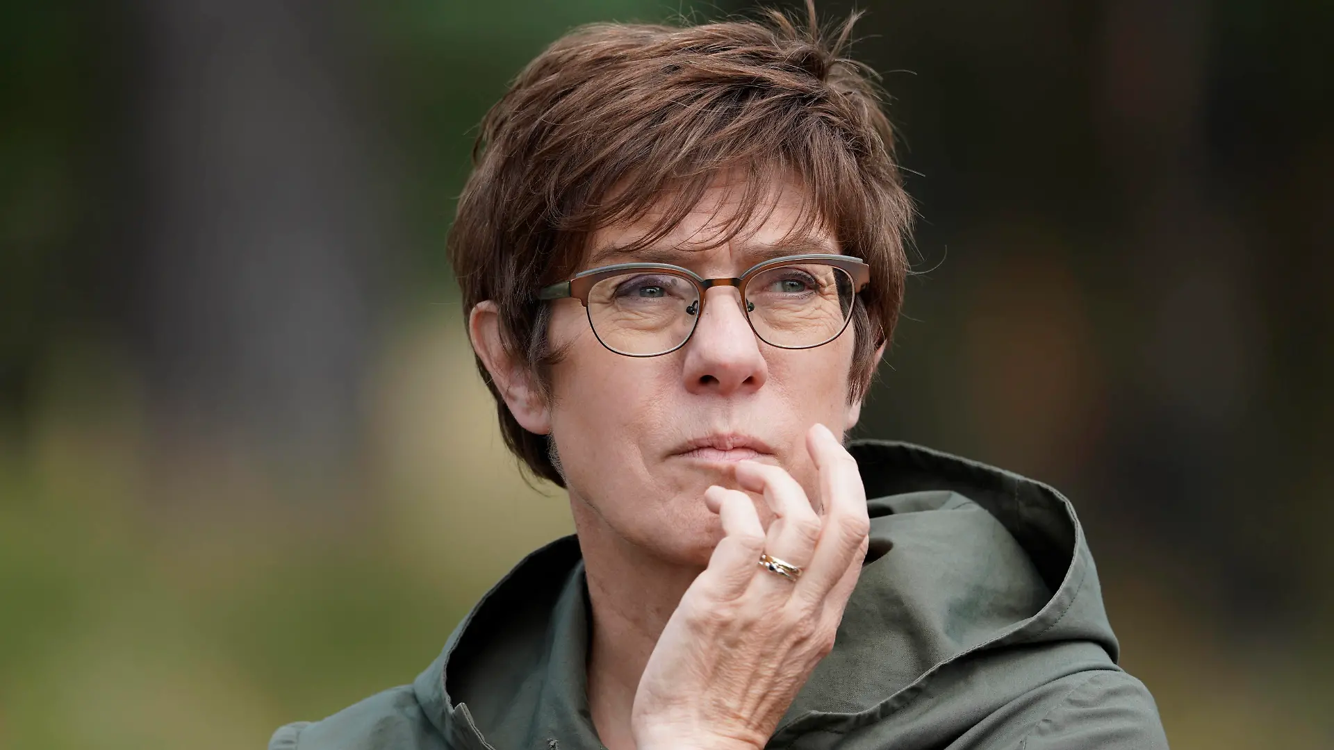 Bundesverteidigungsministerin besucht die Panzerbrigade 21 in Augustdorf Aktuell, 11.08.2021, Augustdorf, Bundesministerin der Verteidigung Annegret Kramp-Karrenbauer im Portrait bei ihrem Besuch der Panzerbrigade 21 Lipperland in Augustdorf in der dynamischen Vorfuehrung der Panzertruppe der Deutschen Bundeswehr Augustdorf Nordrhein-Westfalen Deutschland *** Federal Minister of Defense visits the tank brigade 21 in Augustdorf News, 11 08 2021, Augustdorf, Federal Minister of Defense Annegret Kramp Karrenbauer in portrait during her visit to the tank brigade 21 Lipperland in Augustdorf in the dynamic demonstration of the tank force of the German Armed Forces Augustdorf North Rhine Westphalia Germany