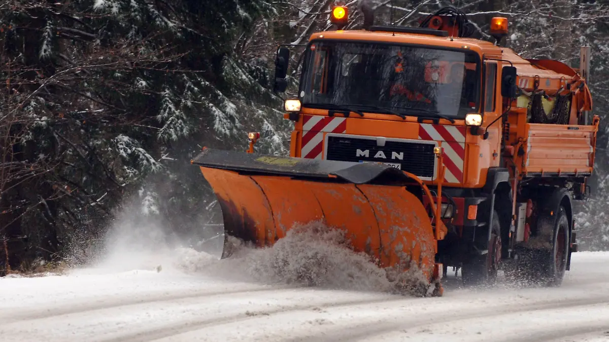 Ein Räumfahrzeug beseitigt am Donnerstag (17.11.2005) nahe dem niederbayerischen Bayerisch Eisenstein (Landkreis Regen) den Schnee auf der Straße. Erste Schneefälle und Glatteis haben in mehreren Regionen Bayerns in der Nacht zum Donnerstag und am Morgen zu zahlreichen Unfällen geführt. «Glücklicherweise ist es bislang aber nur Blechschaden», sagte ein Polizeisprecher in einer vorläufigen Bilanz. In Oberfranken, dem Bayerischen Wald sowie in den Landkreisen Erding und Freising sorgten Eisglätte und Schneeschauer für teils erhebliche Verkehrsbehinderungen. Foto: Armin Weigel dpa/lby +++(c) dpa - Bildfunk+++