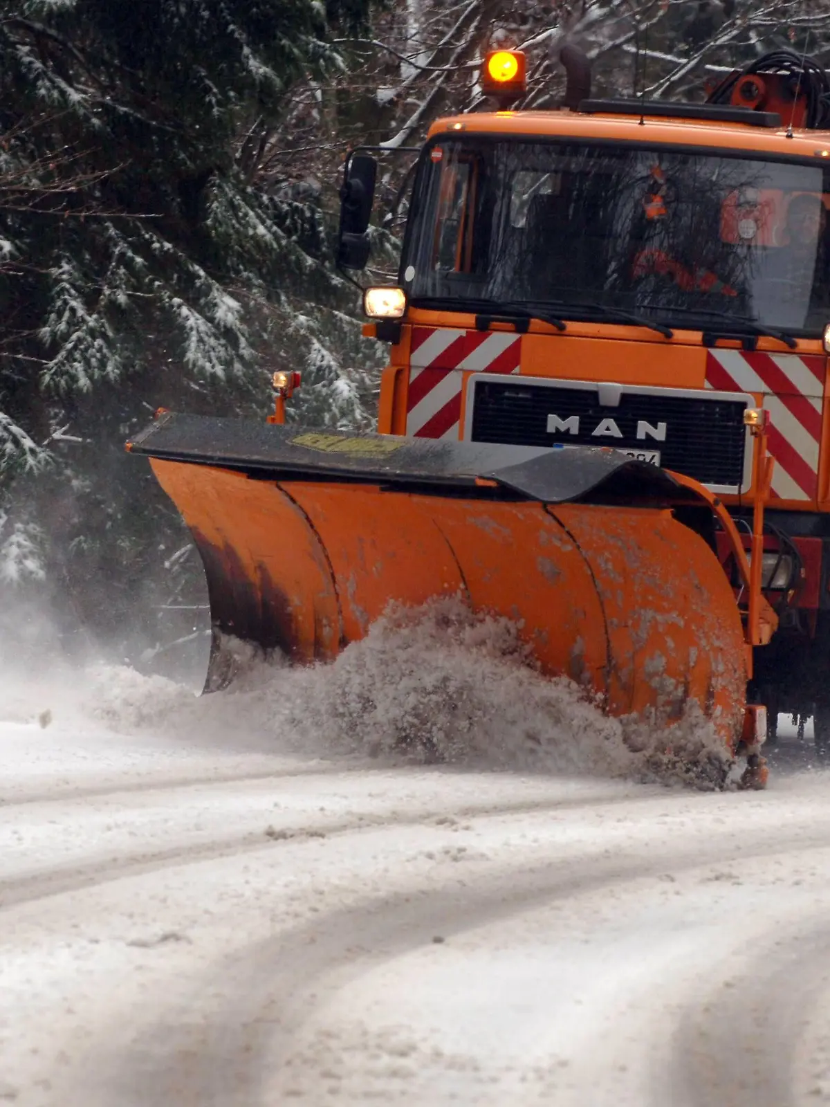 Ein Räumfahrzeug beseitigt am Donnerstag (17.11.2005) nahe dem niederbayerischen Bayerisch Eisenstein (Landkreis Regen) den Schnee auf der Straße. Erste Schneefälle und Glatteis haben in mehreren Regionen Bayerns in der Nacht zum Donnerstag und am Morgen zu zahlreichen Unfällen geführt. «Glücklicherweise ist es bislang aber nur Blechschaden», sagte ein Polizeisprecher in einer vorläufigen Bilanz. In Oberfranken, dem Bayerischen Wald sowie in den Landkreisen Erding und Freising sorgten Eisglätte und Schneeschauer für teils erhebliche Verkehrsbehinderungen. Foto: Armin Weigel dpa/lby +++(c) dpa - Bildfunk+++