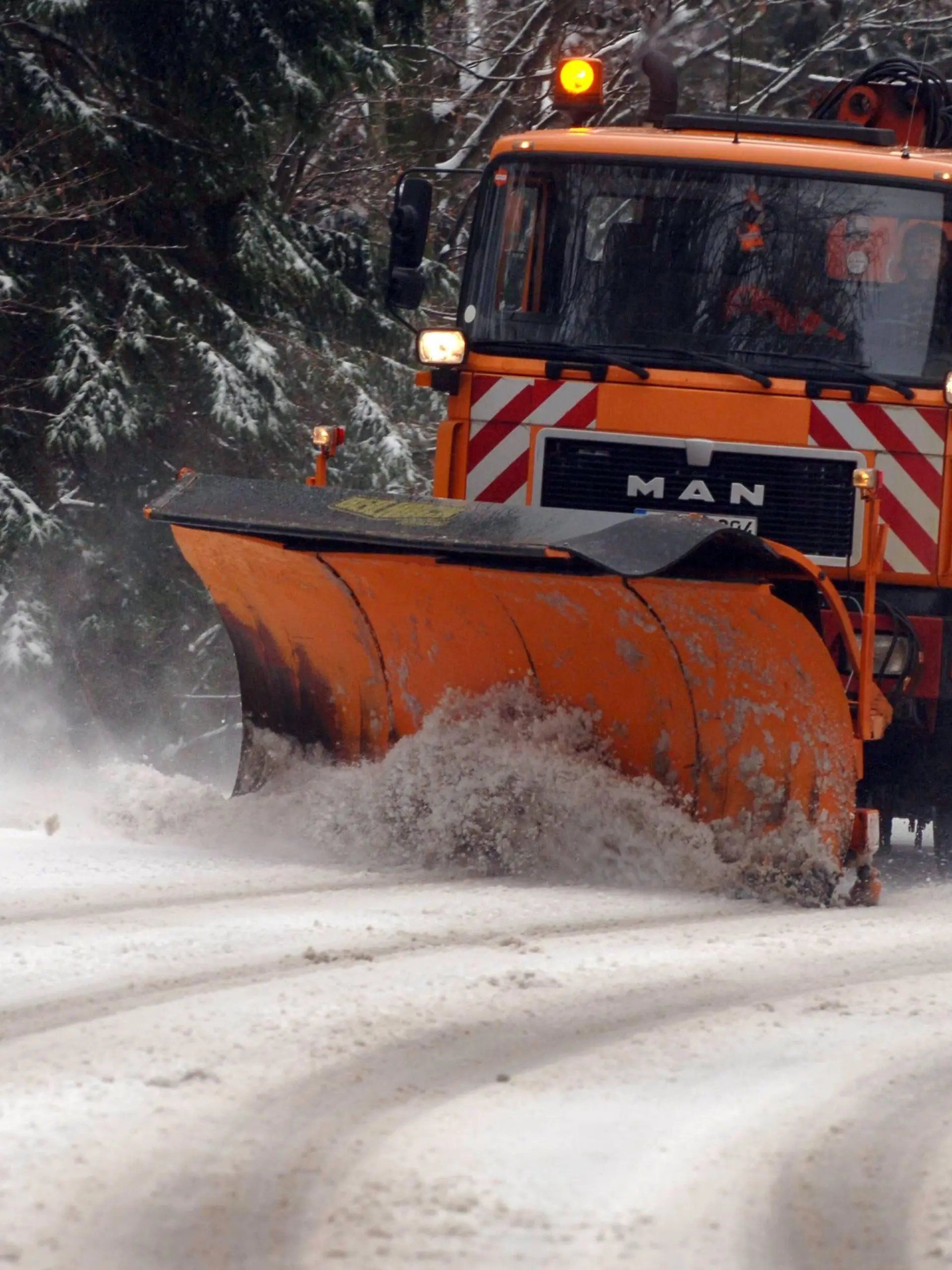 Ein Räumfahrzeug beseitigt am Donnerstag (17.11.2005) nahe dem niederbayerischen Bayerisch Eisenstein (Landkreis Regen) den Schnee auf der Straße. Erste Schneefälle und Glatteis haben in mehreren Regionen Bayerns in der Nacht zum Donnerstag und am Morgen zu zahlreichen Unfällen geführt. «Glücklicherweise ist es bislang aber nur Blechschaden», sagte ein Polizeisprecher in einer vorläufigen Bilanz. In Oberfranken, dem Bayerischen Wald sowie in den Landkreisen Erding und Freising sorgten Eisglätte und Schneeschauer für teils erhebliche Verkehrsbehinderungen. Foto: Armin Weigel dpa/lby +++(c) dpa - Bildfunk+++