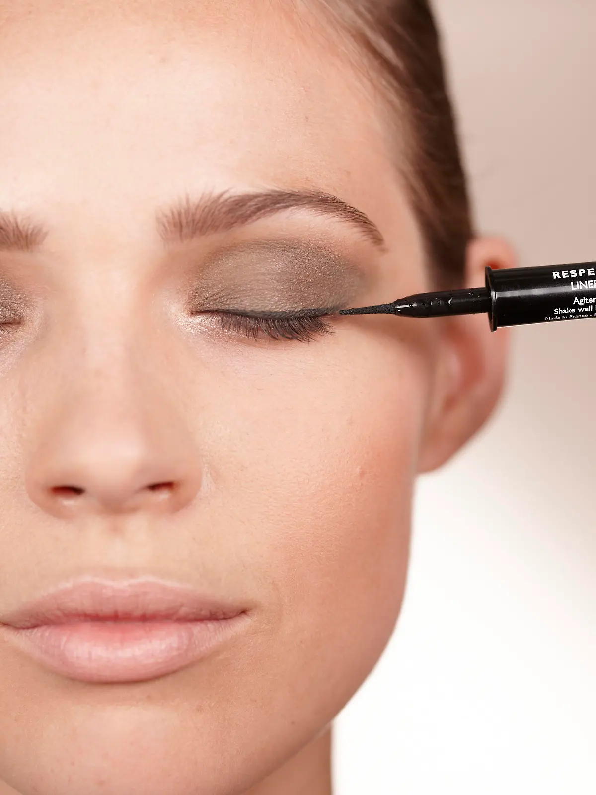fscalp04.16b-la-roche-posay-elegant-eyeliner.jpg