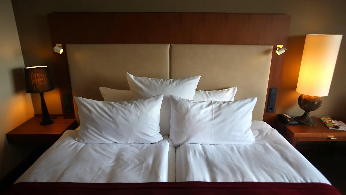 ARCHIV - Ein Hotelbett in Köln (Foto vom 13.09.2010). Foto: Oliver Berg/dpa (zu dpa "Deutschland-Tourismus im Aufwind: Mehr Gäste im ersten Halbjahr" vom 10.08.2015) +++(c) dpa - Bildfunk+++