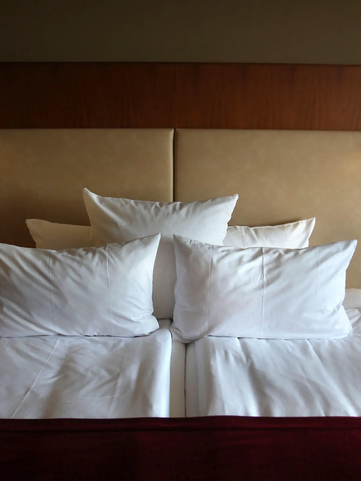 ARCHIV - Ein Hotelbett in Köln (Foto vom 13.09.2010). Foto: Oliver Berg/dpa (zu dpa "Deutschland-Tourismus im Aufwind: Mehr Gäste im ersten Halbjahr" vom 10.08.2015) +++(c) dpa - Bildfunk+++