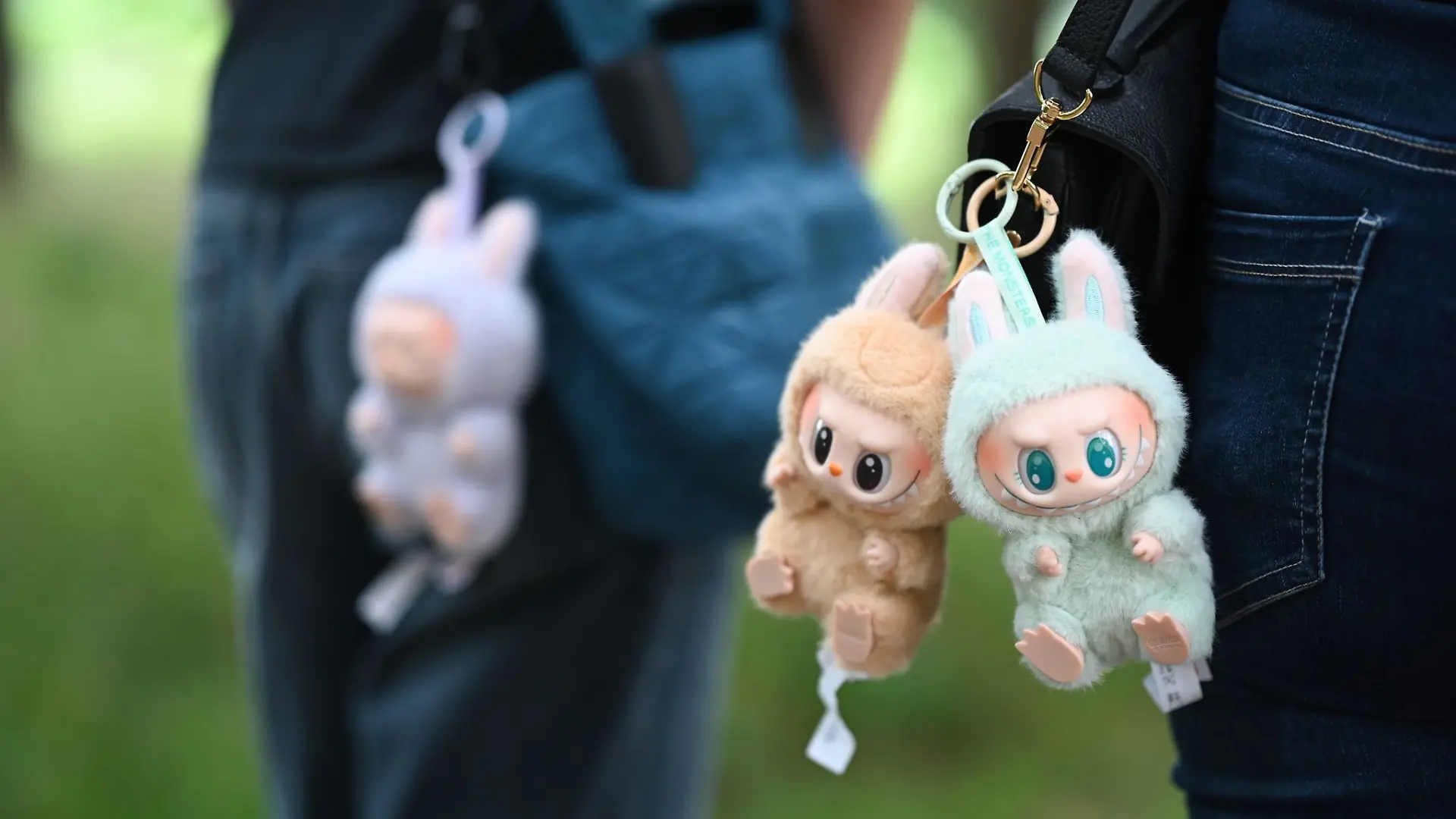 Mit dem Hype um die begehrten Labubu-Figuren, die weltweit an Taschen baumeln, wollen auch Betrüger Kasse machen.
