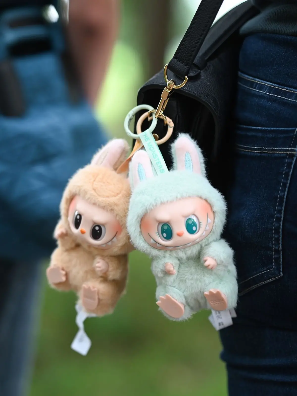 Mit dem Hype um die begehrten Labubu-Figuren, die weltweit an Taschen baumeln, wollen auch Betrüger Kasse machen.
