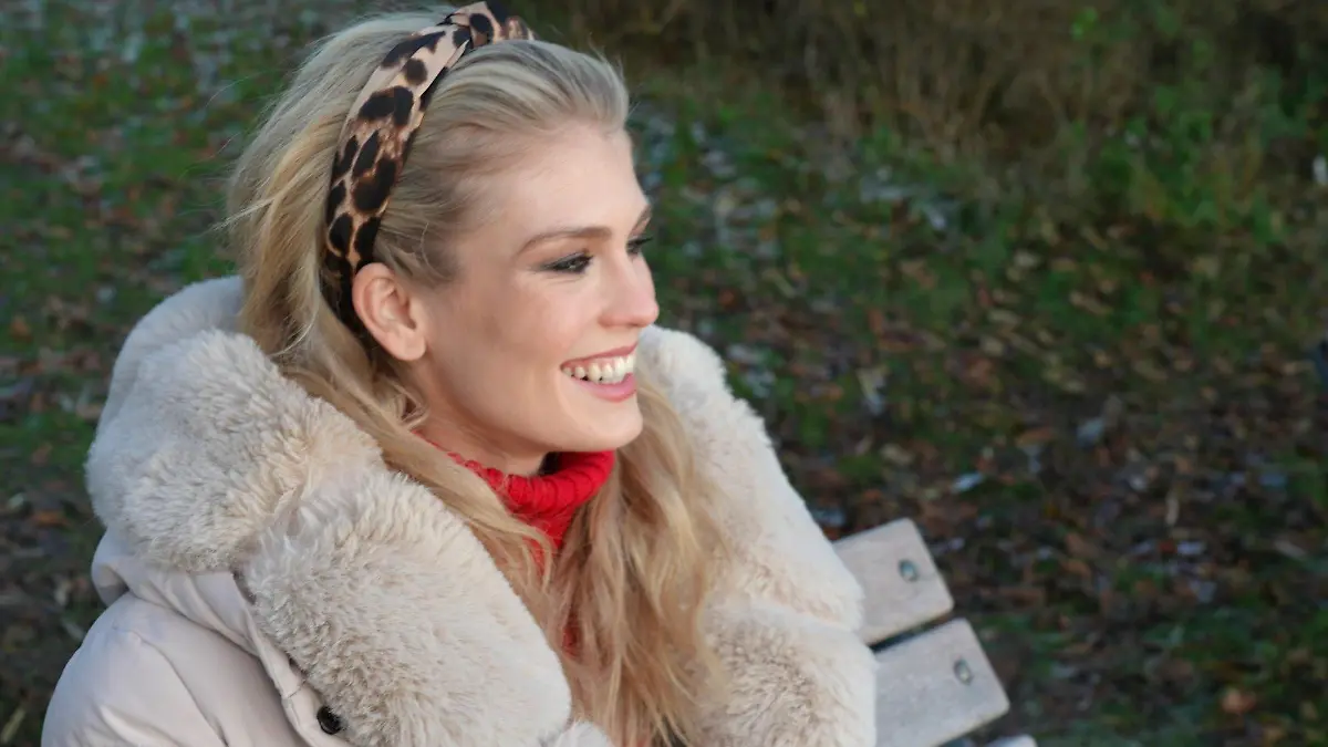 Louisa auf einer Bank