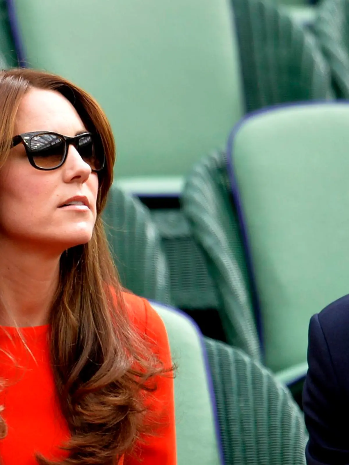 epa04837010 Britain's Prince William, Duke of Cambridge, and his wife Catherine, Duchess of Cambridge, watch the quarter final match Andy Murray of Britain against Vasek Pospisil of Canada during the Wimbledon Championships at the All England Lawn Tennis Club, in London, Britain, 08 July 2015. EPA/GERRY PENNY EDITORIAL USE ONLY/NO COMMERCIAL SALES +++(c) dpa - Bildfunk+++