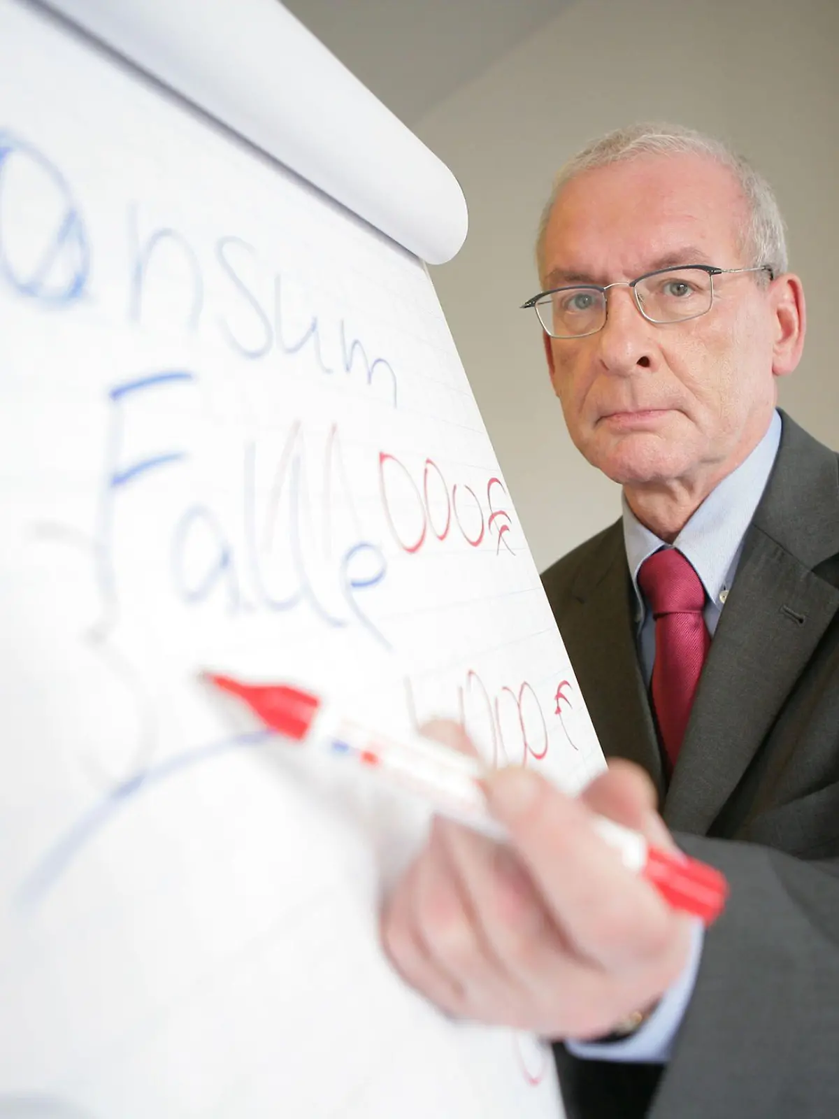 Die Finanzlage unzähliger Privathaushalte in Deutschland ist dramatisch! In der 9. Staffel hilft Peter Zwegat, Deutschlands erfolgreichster Schuldnerberater, wieder betroffenen Familien, die aus allen sozialen Schichten kommen und deren Verschuldung ganz unterschiedliche Ursachen hat.