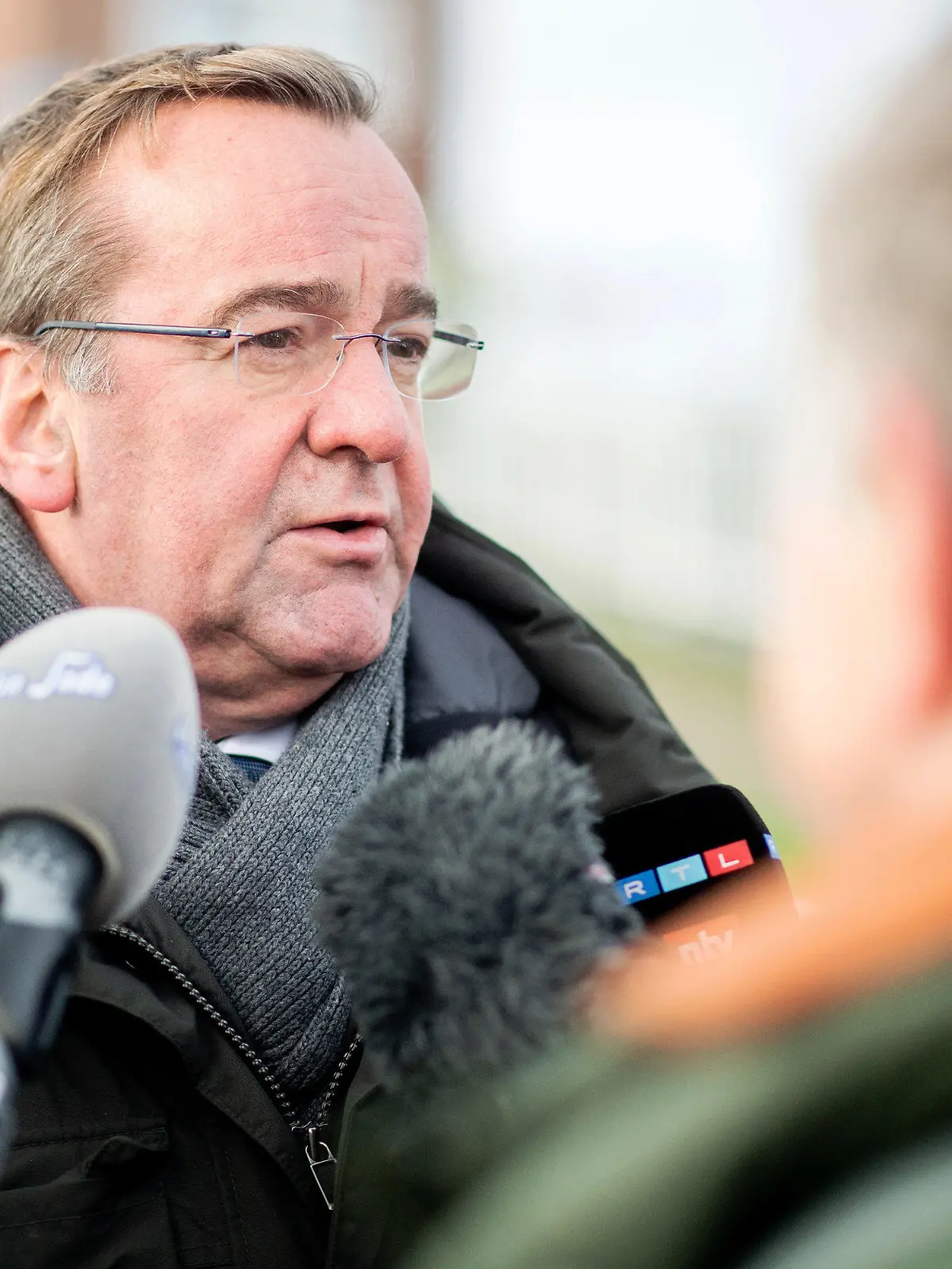 07.12.2022, Niedersachsen, Hooksiel: Boris Pistorius (SPD), Innenminister in Niedersachsen, spricht mit Journalisten. Er will sich einen Eindruck von der Arbeit der Polizistinnen und Polizisten verschaffen, die zum Schutz des im Bau befindlichen LNG-Terminals in Wilhelmshaven im Einsatz sind. Foto: Hauke-Christian Dittrich/dpa +++ dpa-Bildfunk +++