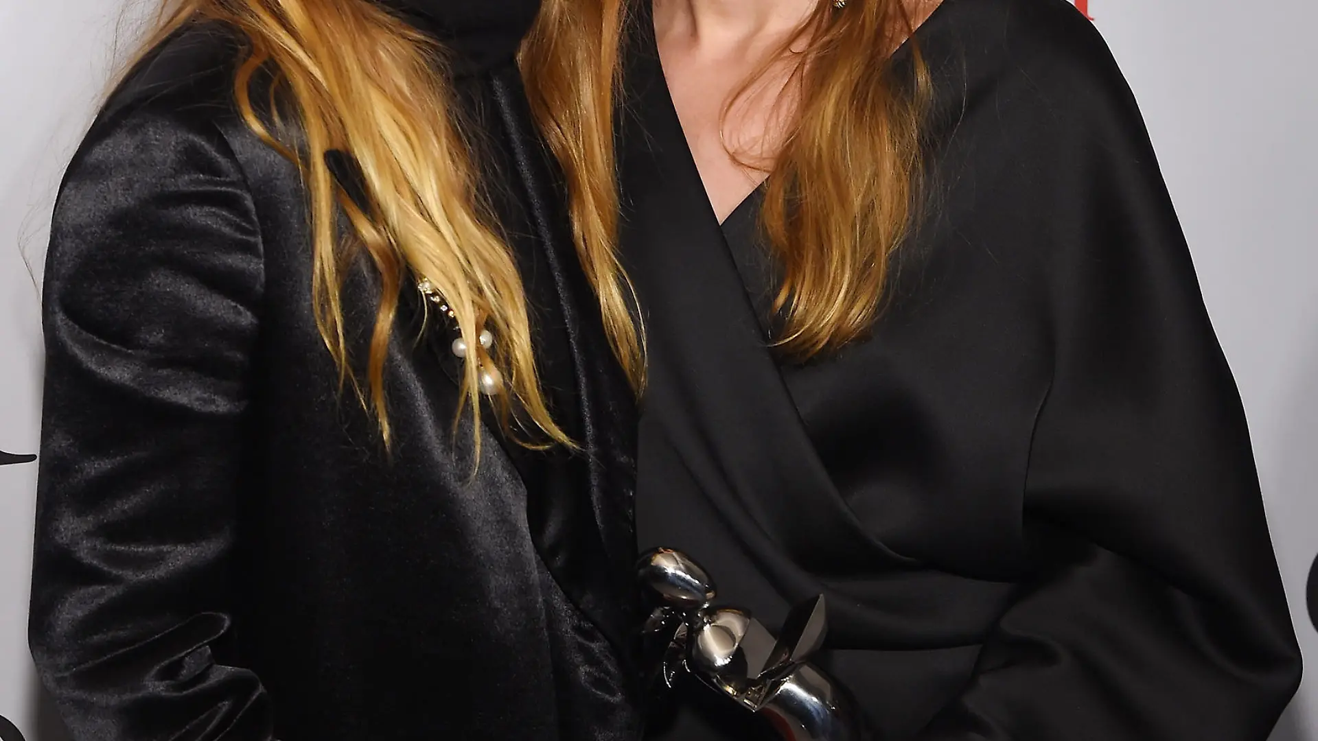 NEW YORK, NY - JUNE 01: Mary-Kate Olsen and Ashley Olsen pose on the winners walk at the 2015 CFDA Fashion Awards at Alice Tully Hall at Lincoln Center on June 1, 2015 in New York City. (Photo by Larry Busacca/Getty Images)