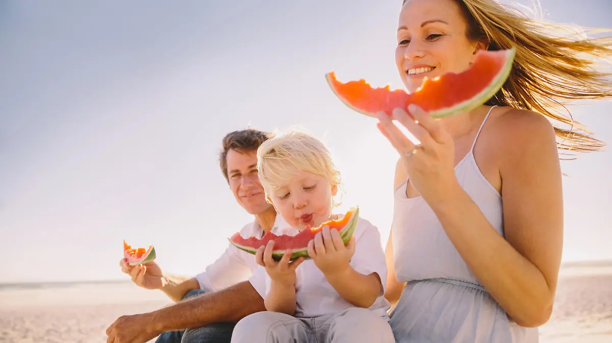 Familie isst Wassermelone.