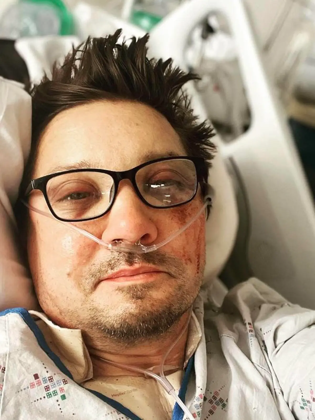 Entertainment Bilder des Tages January 3, 2023, Reno, Nevada, USA: JEREMY RENNER shared a photo of himself on his Instagram account in the hospital since a snow plowing accident near Reno. Renner, remains in a critical condition and in intensive care, but shared a photo on Instagram and said: Thank you all for your kind words, the caption read. Im too messed up now to type. But I send love to you all. Reno USA - ZUMA 20230103_ent_z03_031 Copyright: xJeremyxRenner/Instagramx