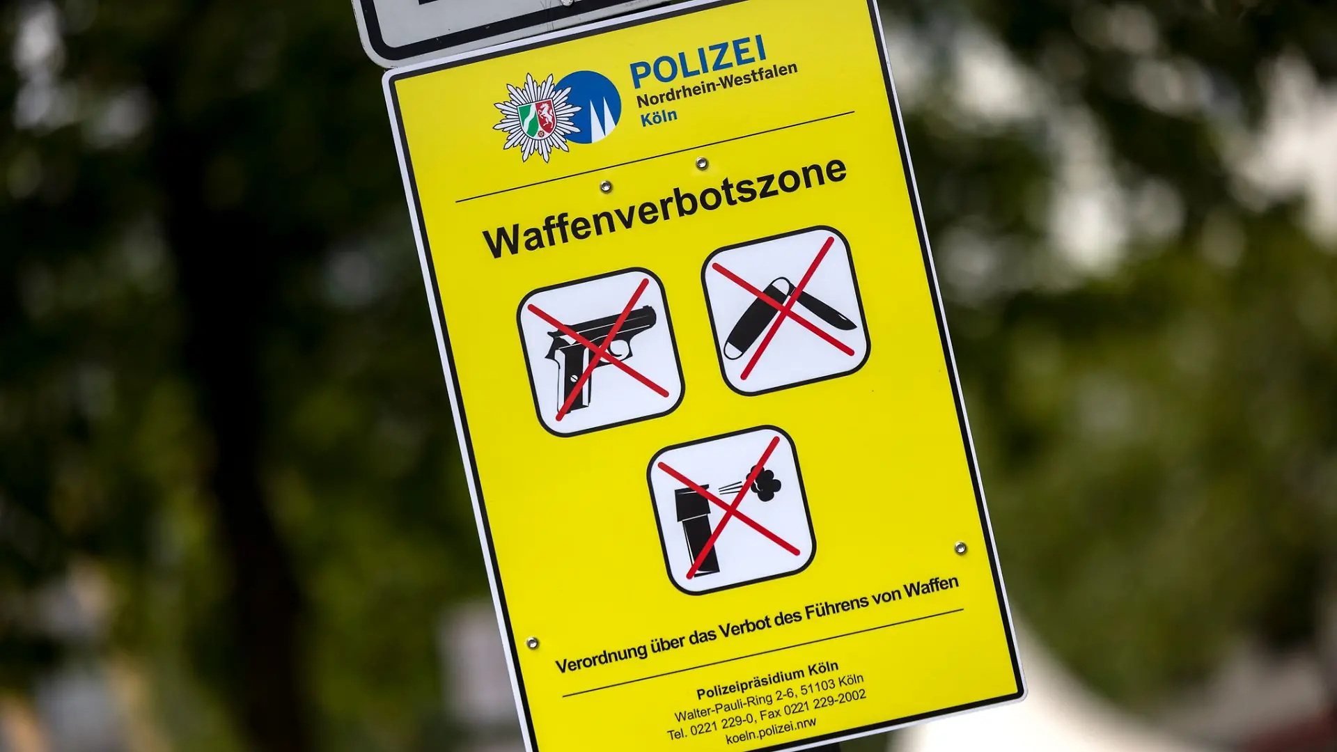Nach guten Erfahrungen mit Waffenverbotszonen soll es in NRW nun vier weitere solcher Bereiche geben. (Archivbild)