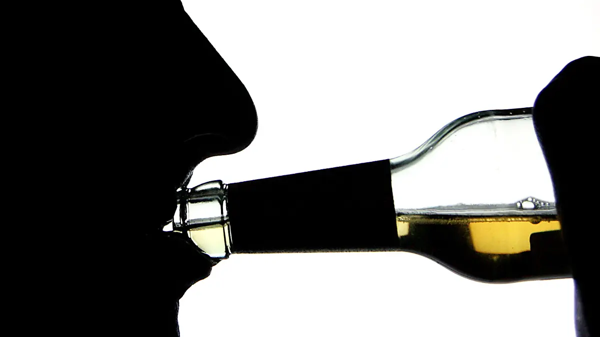 ARCHIV - ILLUSTRATION - Die Silhouette eines Alkohol trinkenden Jugendlichen, aufgenommen am 16.04.2007. Die Deutsche Hauptstelle für Suchgefahren (DHS) fordert deutlich höhere Preise für alkoholische Getränke sowie ein striktes Werbeverbot für Spirituosen und Tabak. Foto: Arno Burgi/dpa (zu lbn «350 Fachleute beraten über neue Wege in der Suchtprävention» von 11.10.2014) +++(c) dpa - Bildfunk+++