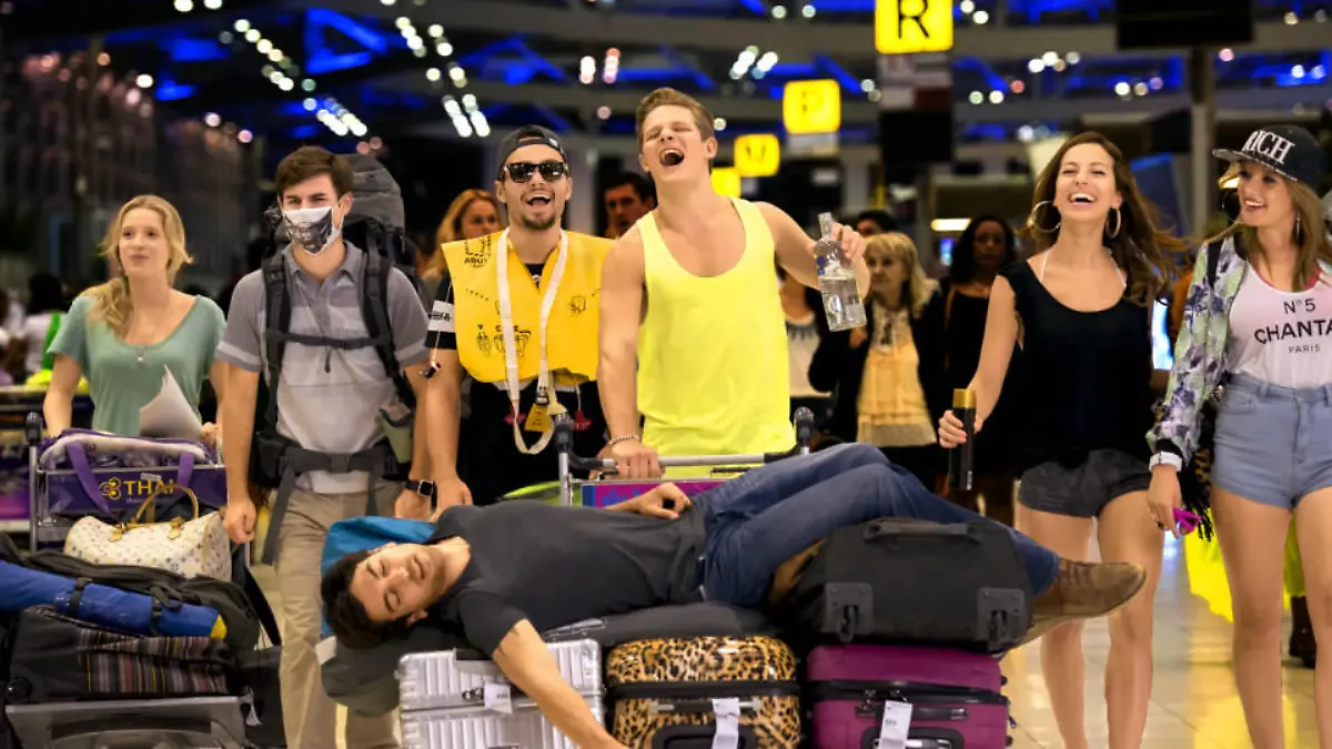 'Fack ju Göhte 2': Die Reise nach Thailand ist von Elyas M‘Barek alias Lehrer Zeki Müller alles andere als freiwillig.