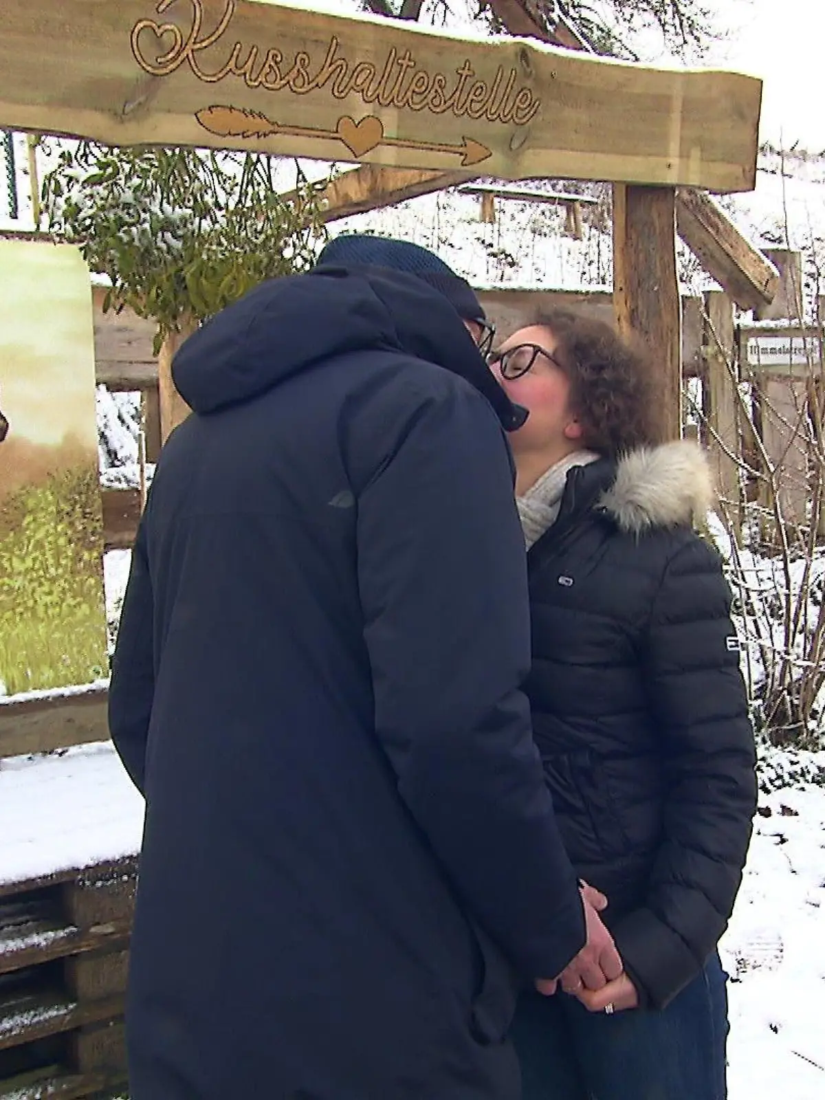 Zum Spaziergang gehört jetzt auch immer der Bussi dazu: Ehepaar Isabelle und Olaf Sube lassen's schmatzen an der Kusshaltestelle.