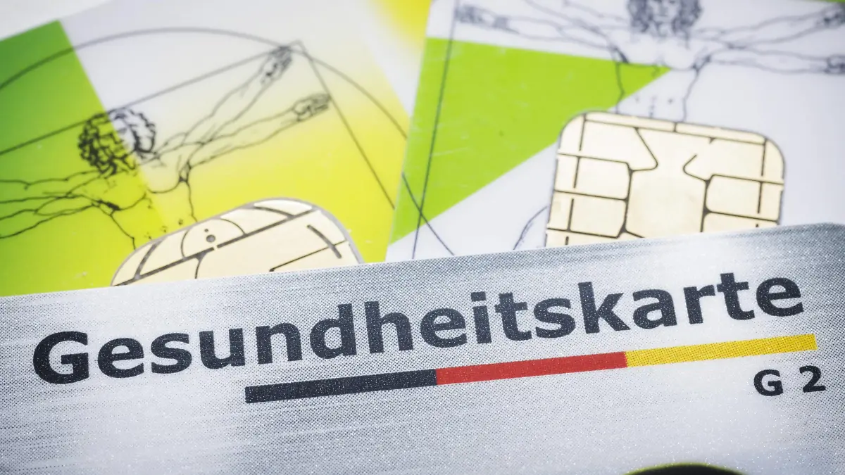 Gesundheitskarten verschiedener Krankenkassen. Berlin, 03.01.2019. Berlin Deutschland *** Health cards of various health insurance companies Berlin 03 01 2019 Berlin Germany PUBLICATIONxINxGERxSUIxAUTxONLY Copyright: xThomasxTrutschel/photothek.netx