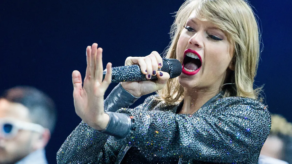 ARCHIV - Die US-amerikanische Sängerin Taylor Swift steht am 19.06.2015 in der Lanxess Arena in Köln (Nordrhein-Westfalen) auf der Bühne. Foto: Rolf Vennenbernd/dpa (zu dpa "Taylor Swift ist Favoritin bei MTV Video Music Awards" vom 21.07.2015) +++(c) dpa - Bildfunk+++