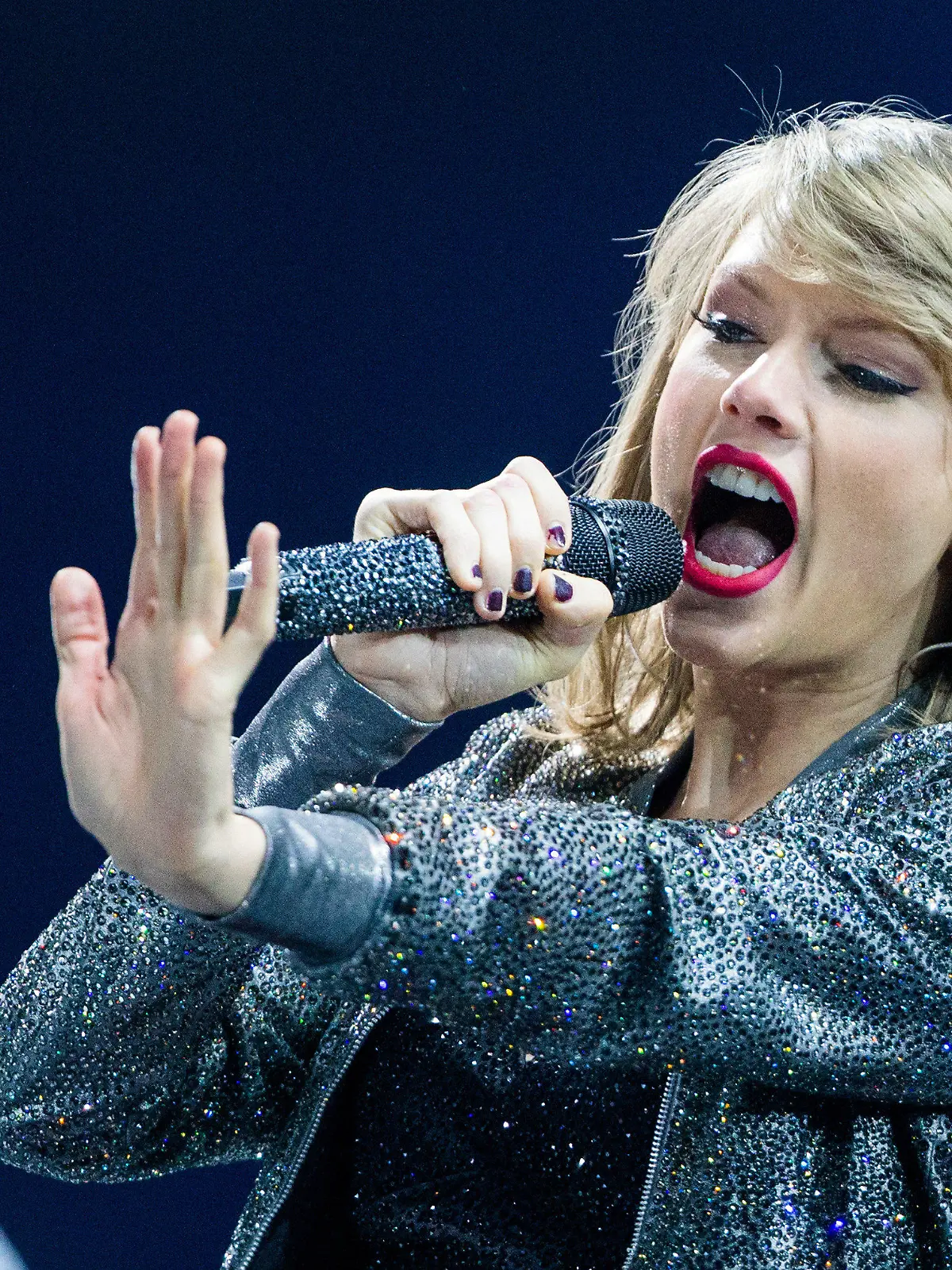 ARCHIV - Die US-amerikanische Sängerin Taylor Swift steht am 19.06.2015 in der Lanxess Arena in Köln (Nordrhein-Westfalen) auf der Bühne. Foto: Rolf Vennenbernd/dpa (zu dpa "Taylor Swift ist Favoritin bei MTV Video Music Awards" vom 21.07.2015) +++(c) dpa - Bildfunk+++