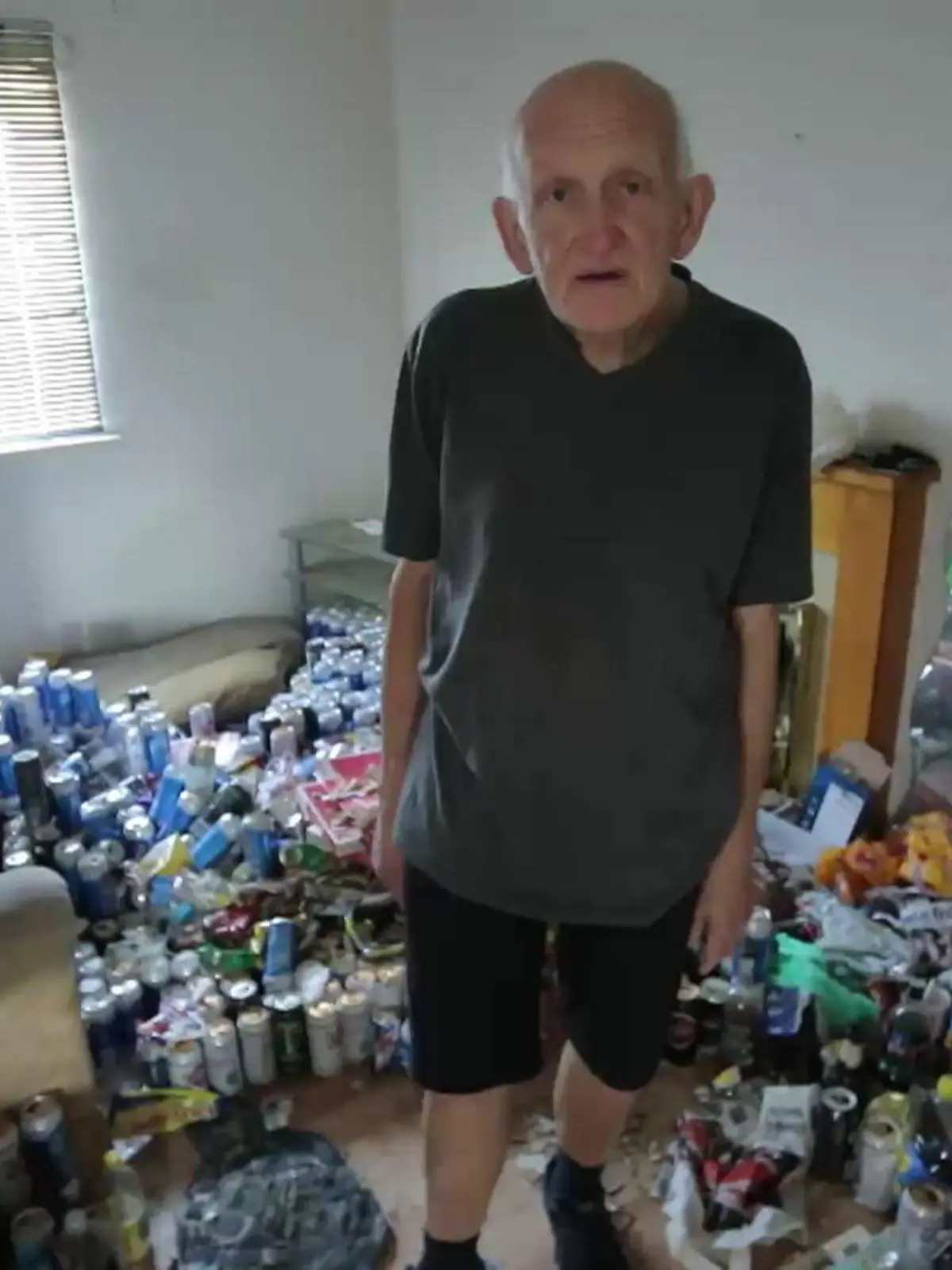 Bild zu: "Direkt aus der Mieter-Hölle! Mann hortet 3.000 Bierdosen ‒ Vermieter eiskalt ausgenutzt"