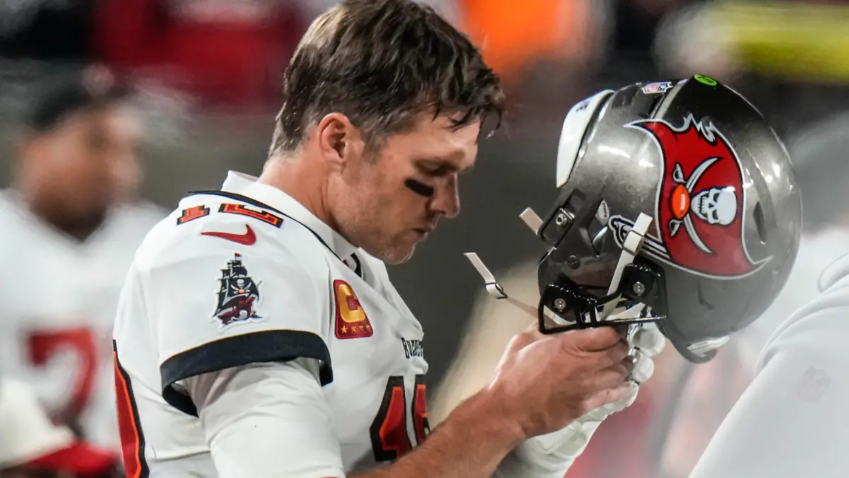 17.01.2023, USA, Tampa: American Football: Profiliga NFL, Play-off-Runde, Viertelfinal-Qualifikation, Tampa Bay Buccaneers - Dallas Cowboys. Der Quarterback der Tampa Bay Buccaneers, Tom Brady, läuft während der zweiten Halbzeit am Spielfeldrand entlang. Foto: Chris O'meara/AP/dpa +++ dpa-Bildfunk +++