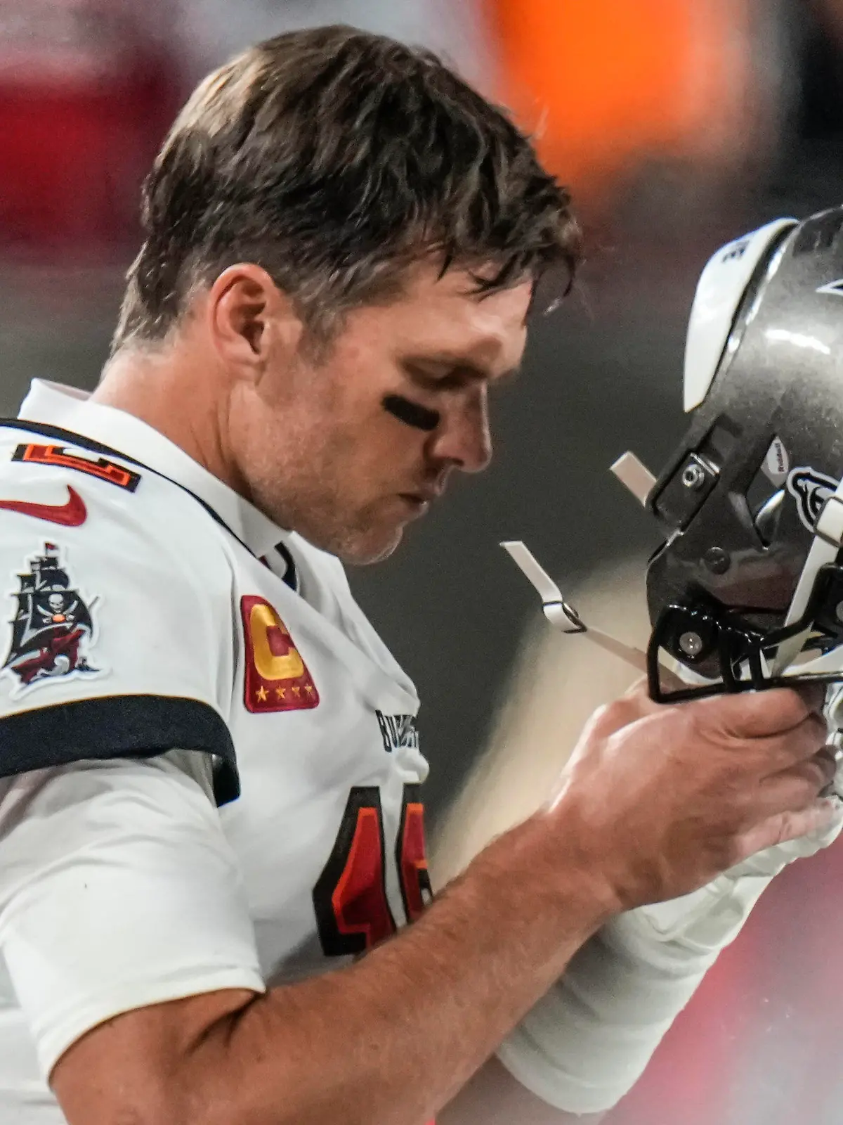 17.01.2023, USA, Tampa: American Football: Profiliga NFL, Play-off-Runde, Viertelfinal-Qualifikation, Tampa Bay Buccaneers - Dallas Cowboys. Der Quarterback der Tampa Bay Buccaneers, Tom Brady, läuft während der zweiten Halbzeit am Spielfeldrand entlang. Foto: Chris O'meara/AP/dpa +++ dpa-Bildfunk +++