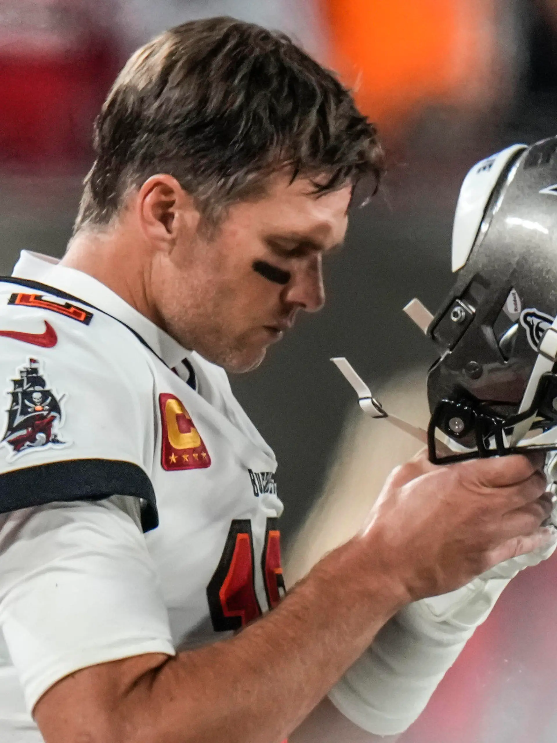 17.01.2023, USA, Tampa: American Football: Profiliga NFL, Play-off-Runde, Viertelfinal-Qualifikation, Tampa Bay Buccaneers - Dallas Cowboys. Der Quarterback der Tampa Bay Buccaneers, Tom Brady, läuft während der zweiten Halbzeit am Spielfeldrand entlang. Foto: Chris O'meara/AP/dpa +++ dpa-Bildfunk +++