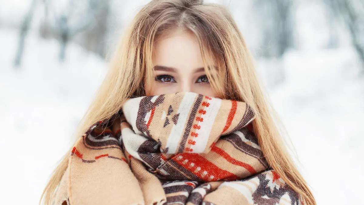 Junge Frau mit Schal im Winter.