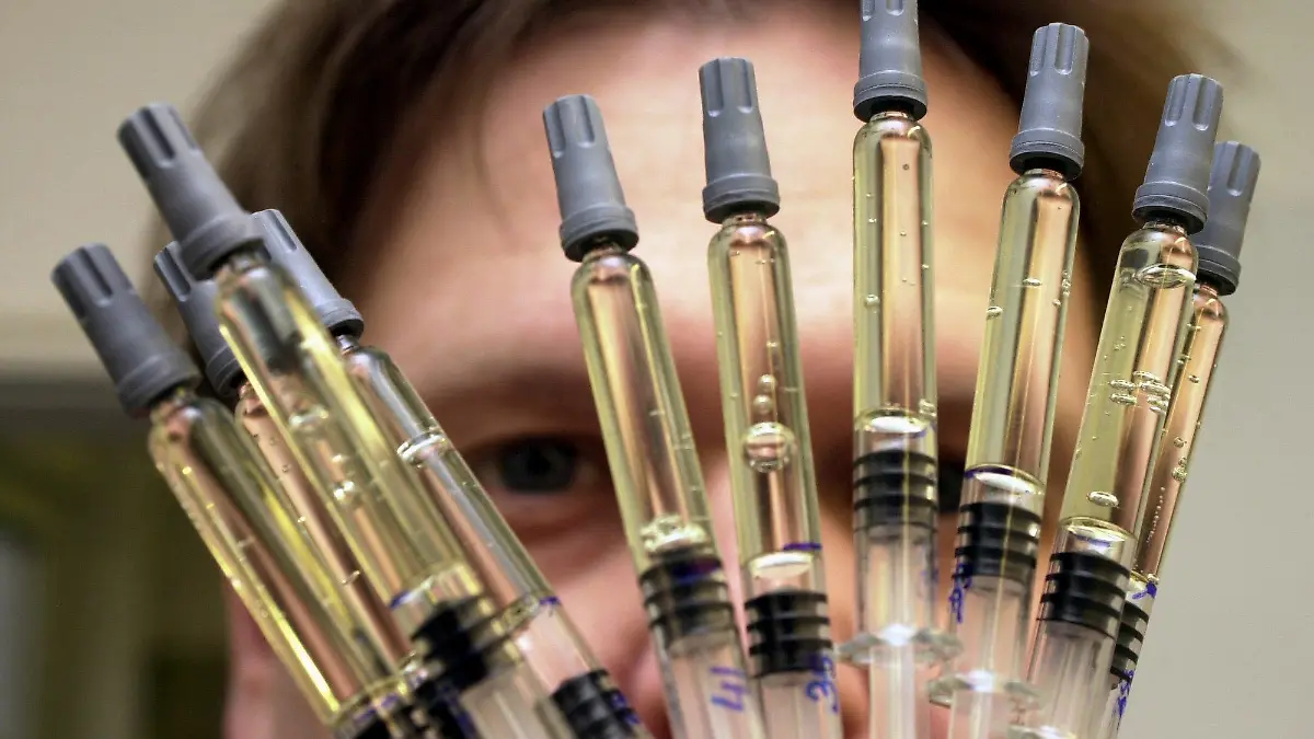 ARCHIV -  Eine Mitarbeiterin der Firma THC Pharm präsentiert am 28.2.2001 in der Firma in Offenbach fertige Spritzen mit Dronabinol, das aus Cannabis hergestellt wird. Nach den Erfahrungen von Medizinern kann Cannabis bei vielen schweren und meist unheilbaren Krankheiten wie Krebs, Aids, MS einen Teil der Beschwerden lindern. Aber noch ist Cannabis im Arzneikästchen die Ausnahme: In Deutschland gibt es nach Auskunft der Bonner Bundesopiumstelle lediglich 30 Patienten, die Cannabis-Blüten oder Extrakt zur Behandlung nutzen dürfen, die Zahl der Anträge habe aber deutlich zugenommen. Foto: Frank May dpa/lnw (zu dpa-Korr "Erleichterungen bei Cannabis-Medizin absehbar" vom 04.10.2009) +++(c) dpa - Bildfunk+++