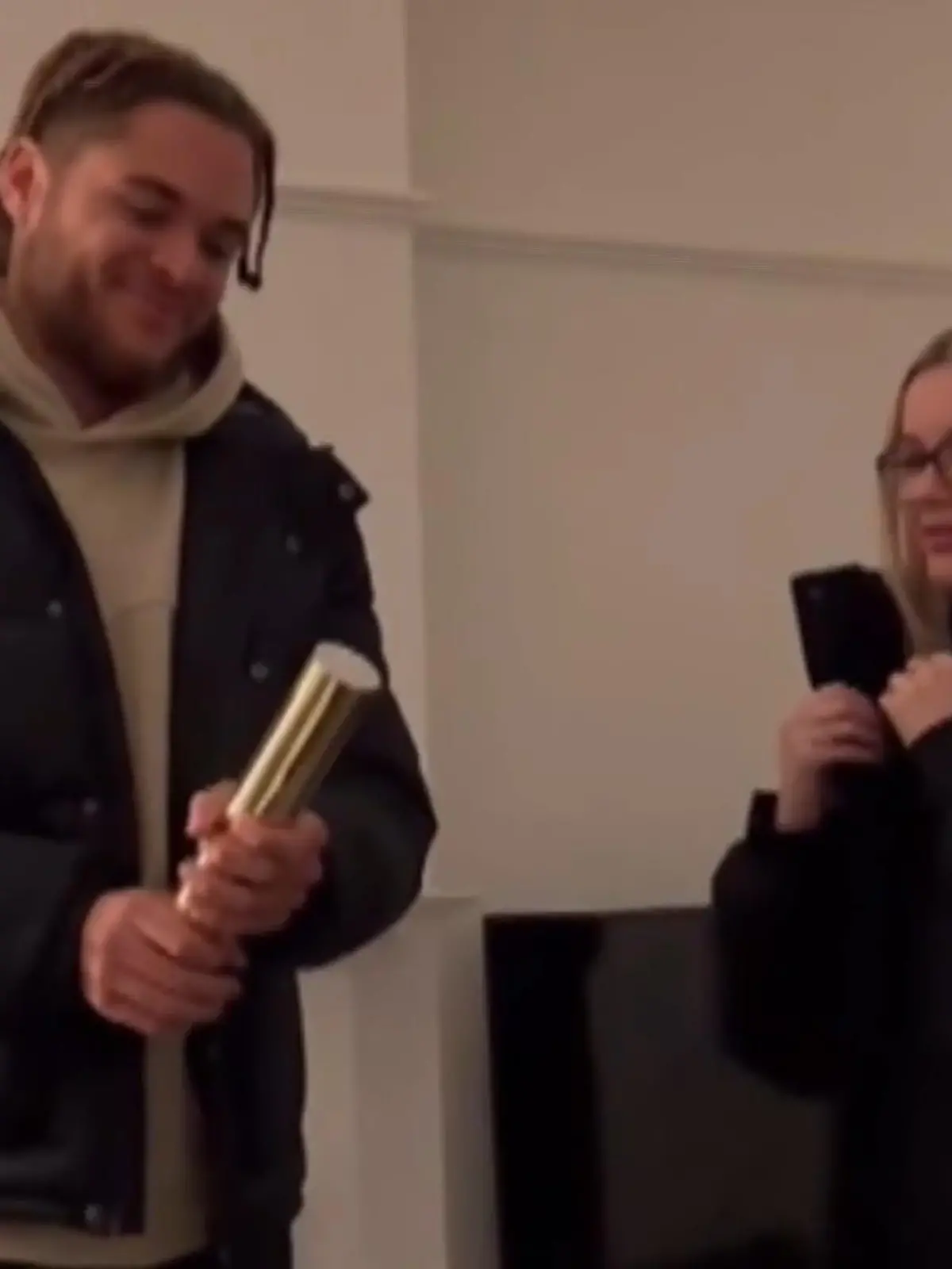 Die Gender Reveal Party der schwangeren Jenna Cowan aus Essex, bei der das Geschlecht ihres Kindes enthüllt werden soll, geht gerade auf TikTok viral. Der Grund? Die werdende Mutter hat vollkommen vergessen, dass ihr Freund, der Papa ihres Kindes, farbenblind ist. Die witzige Reveal-Panne zeigen wir im Video.