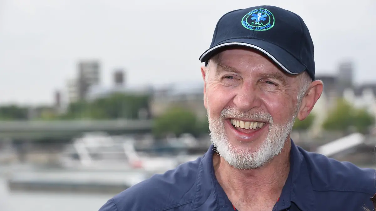 Der Dschungel Doc Dr. Bob (Robert Bob McCarron) und seine Ehefrau Annette Miles besuchen am 30.07.2015 Köln und bringen ein Liebesschloss auf der Kölner Hohenzollernbrücke an. Dr. Bob ist anlässlich der RTL Show Ich bin ein Star - Lasst mich wieder rein die am 31.07.2015 startet in Köln.the Jungle Doc Dr Bob Robert Bob McCarron and his Wife Annette Miles visit at 30 07 2015 Cologne and bring a Liebesschloss on the Cologne Hohenzollernbrücke to Dr Bob is during the RTL Show I am a Star Let me again pure the at 31 07 2015 starts in Cologne
