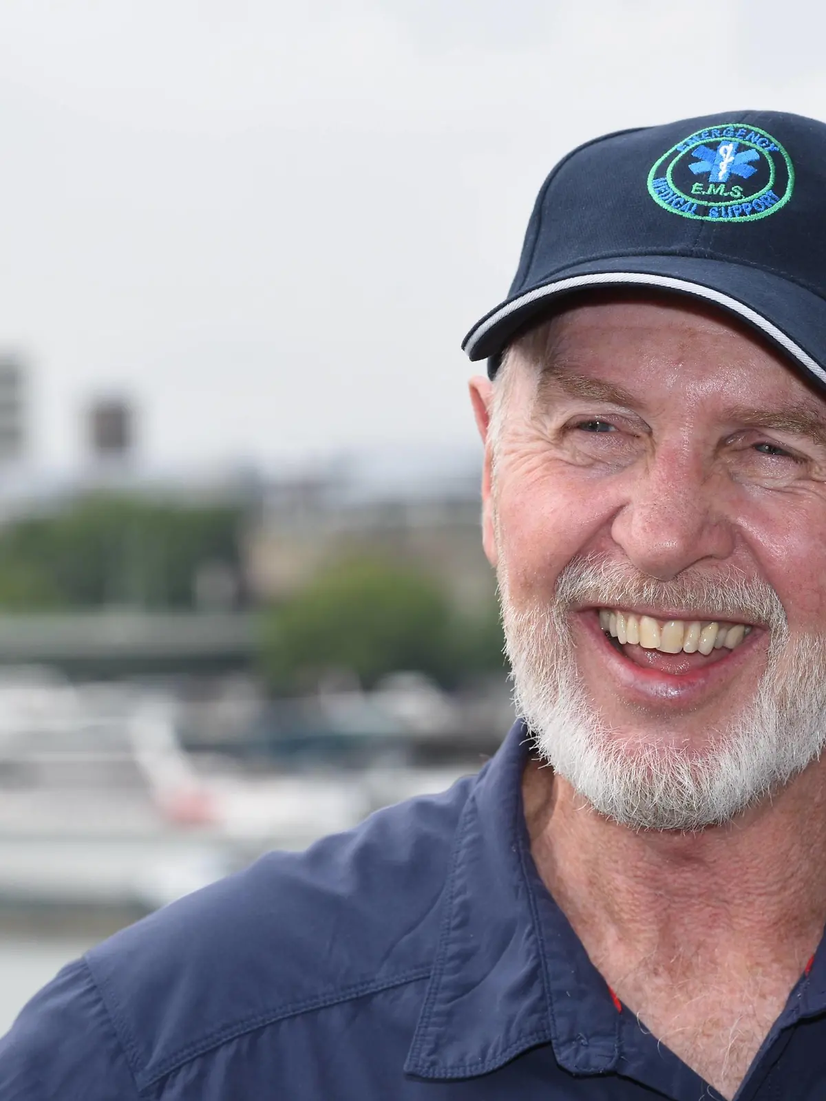 Der Dschungel Doc Dr. Bob (Robert Bob McCarron) und seine Ehefrau Annette Miles besuchen am 30.07.2015 Köln und bringen ein Liebesschloss auf der Kölner Hohenzollernbrücke an. Dr. Bob ist anlässlich der RTL Show Ich bin ein Star - Lasst mich wieder rein die am 31.07.2015 startet in Köln.the Jungle Doc Dr Bob Robert Bob McCarron and his Wife Annette Miles visit at 30 07 2015 Cologne and bring a Liebesschloss on the Cologne Hohenzollernbrücke to Dr Bob is during the RTL Show I am a Star Let me again pure the at 31 07 2015 starts in Cologne
