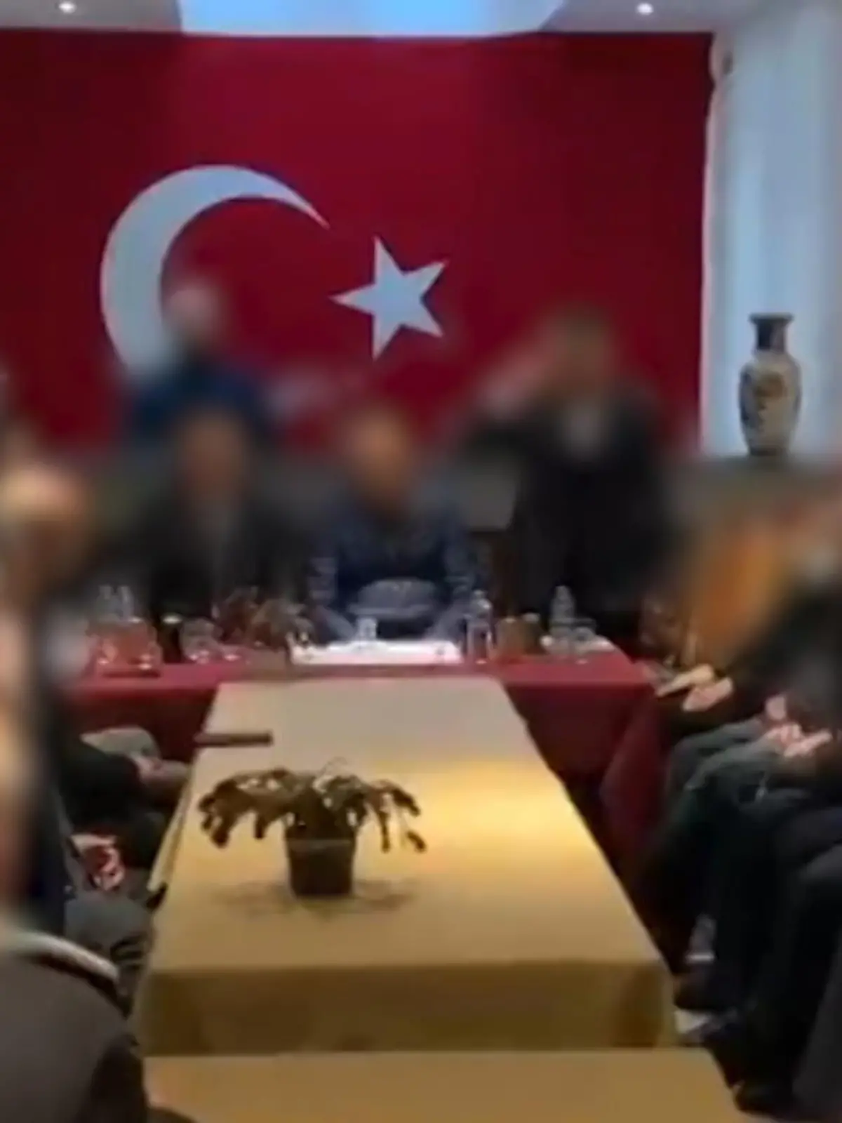 Bild zu: "Türkischer Abgeordneter in Moschee"