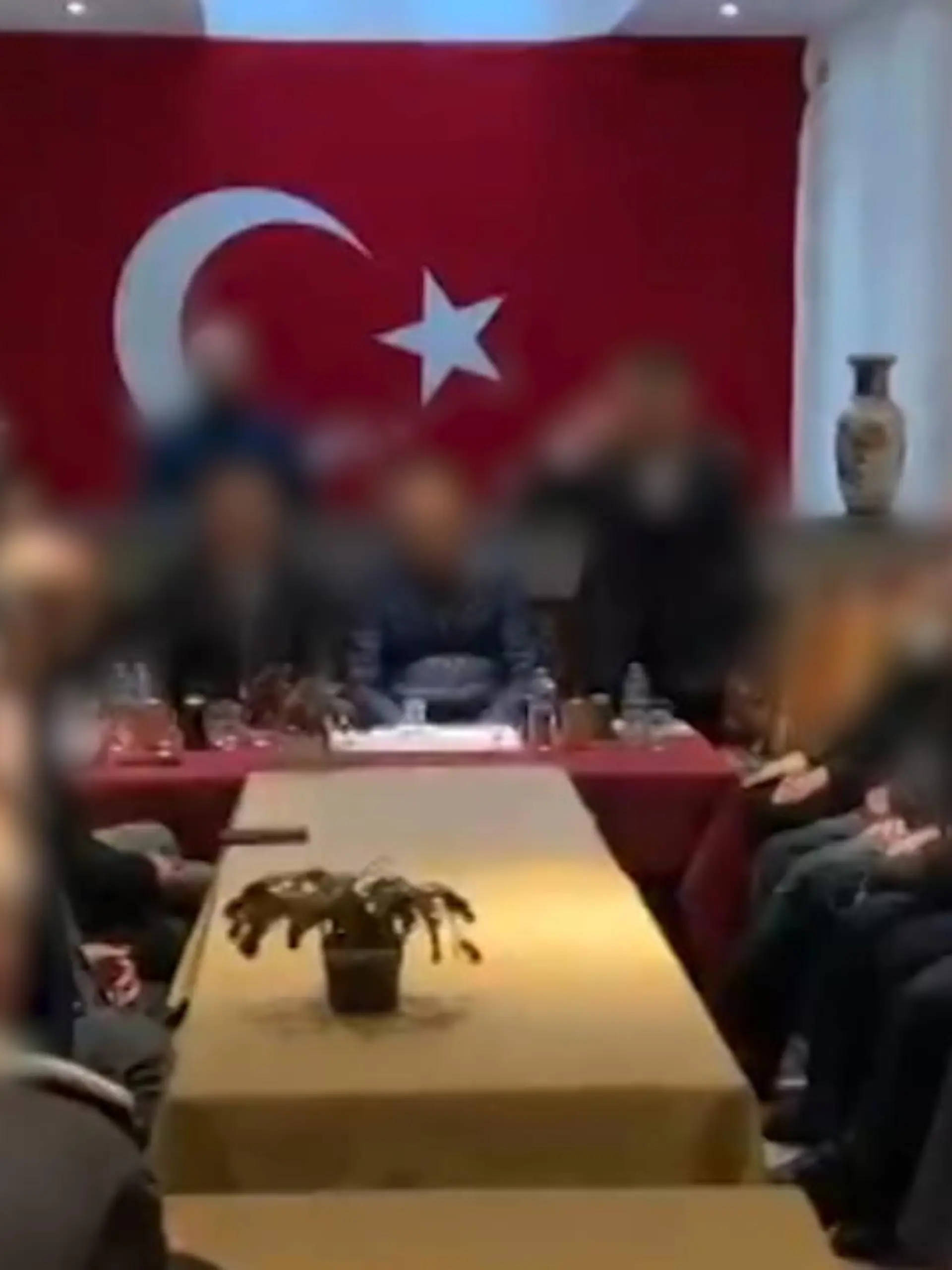 Bild zu: "Türkischer Abgeordneter in Moschee"