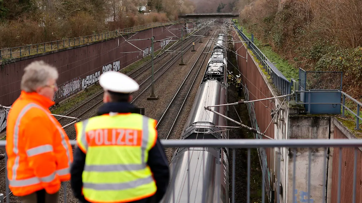  Die Bahnstrecke zwischen Köln-Ehrenfeld und Kerpen-Horrem ist am Dienstagmittag gesperrt. Auf Höhe Königsdorf wurden zwei Personen von einem Zug überrollt. Die Fahrgäste wurden von der Polizei aus dem Regionalexpress geholt und in Busse verbracht. Symbolbild, Themenbild Frechen, 27.12.2022 NRW Deutschland *** The railroad line between Cologne Ehrenfeld and Kerpen Horrem is closed on Tuesday at noon At the height of Königsdorf two people were run over by a train The passengers were taken by the police from the regional express and transferred to buses Symbolic image, theme image Frechen, 27 12 2022 NRW Germany Copyright: xChristophxHardtx