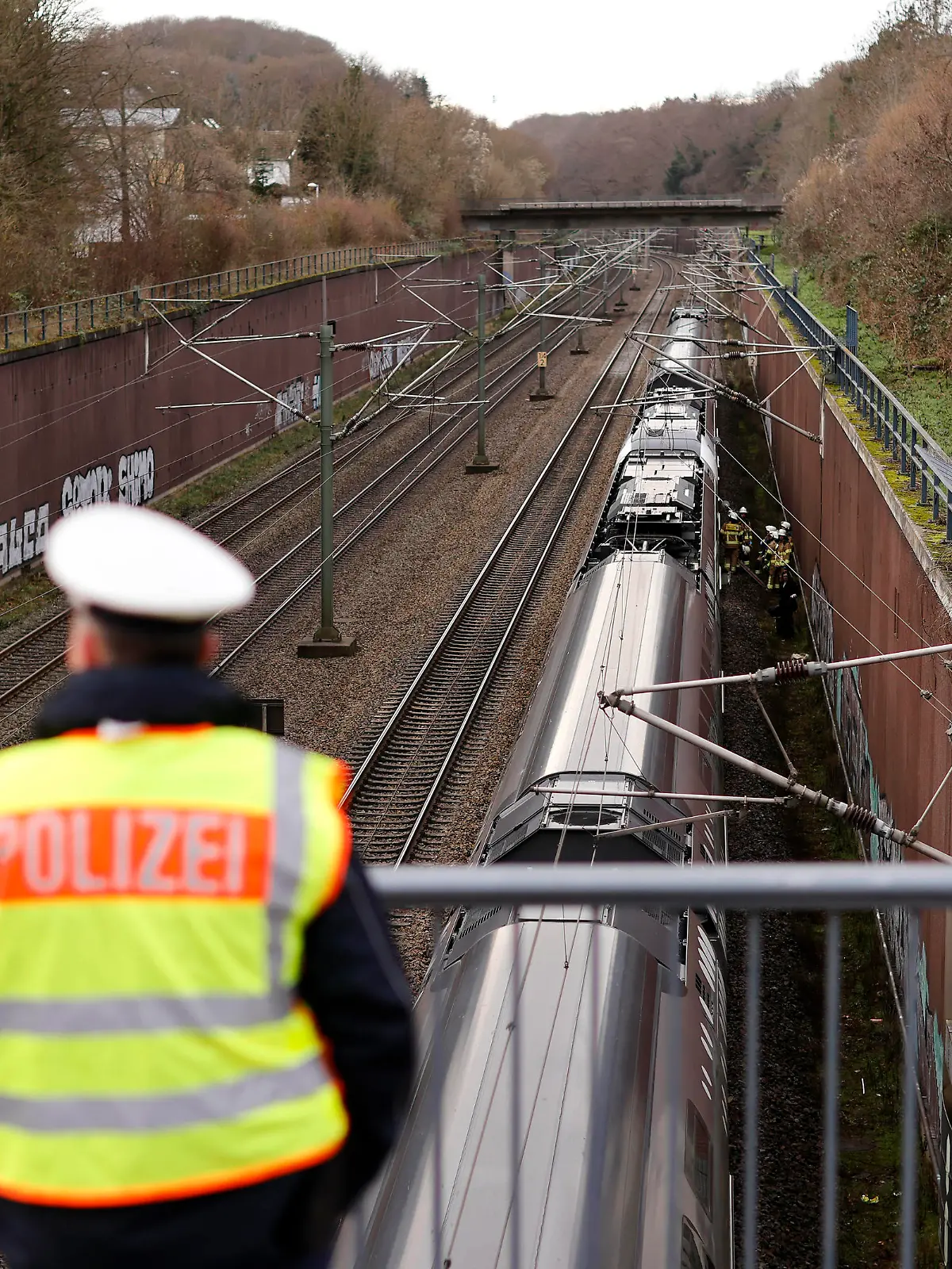  Die Bahnstrecke zwischen Köln-Ehrenfeld und Kerpen-Horrem ist am Dienstagmittag gesperrt. Auf Höhe Königsdorf wurden zwei Personen von einem Zug überrollt. Die Fahrgäste wurden von der Polizei aus dem Regionalexpress geholt und in Busse verbracht. Symbolbild, Themenbild Frechen, 27.12.2022 NRW Deutschland *** The railroad line between Cologne Ehrenfeld and Kerpen Horrem is closed on Tuesday at noon At the height of Königsdorf two people were run over by a train The passengers were taken by the police from the regional express and transferred to buses Symbolic image, theme image Frechen, 27 12 2022 NRW Germany Copyright: xChristophxHardtx