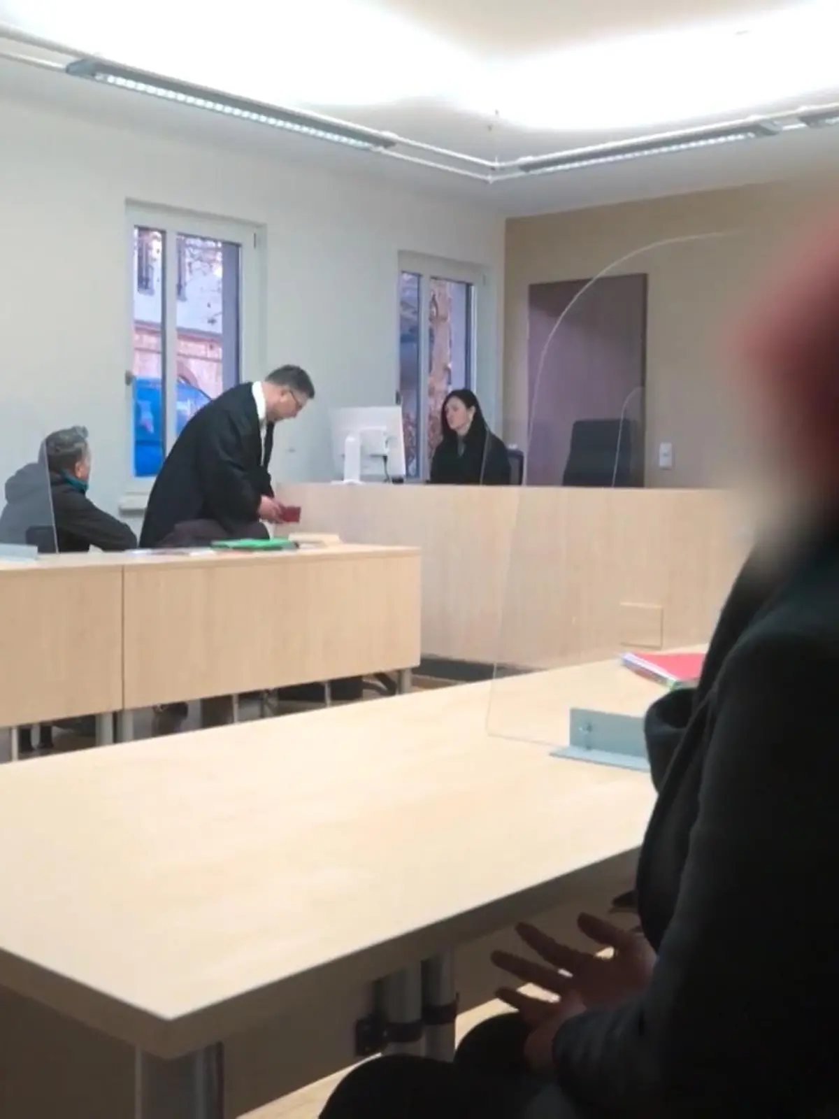 Im Januar 2012 passiert es zum ersten Mal. Luise B. hat gerade ihren achten Geburtstag gefeiert, als aus dem scheinbar harmlosen Necken ihres Stiefvaters mehr wird. Und bei dem einen Mal bleibt es nicht: Immer wieder missbraucht der damals 52 Jahre alte Frank B. seine kleine Stieftochter. Jetzt hat ihn das Amtsgericht Gera zu einer Haftstrafe verurteilt, wie RTL-Reporter Frank Vacik berichtet.