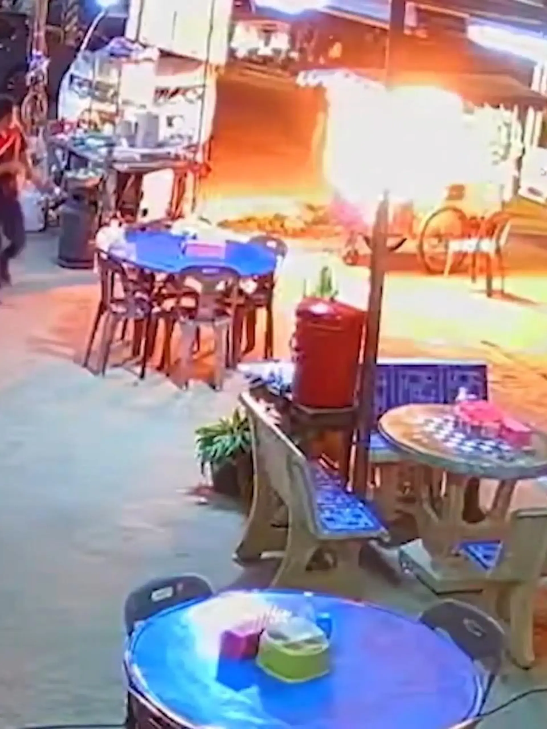 Nichts ahnend bereitet der thailändische Verkäufer Amad Panchai in der Provinz Chiang seine Süßigkeiten vor als plötzlich sein Imbisswagen explodiert. Amad erlitt dabei leichte Brandverletzungen. Wieso der 23-Jährige Verkäufer dennoch von Glück im Unglück spricht, dazu mehr in unserem Video.