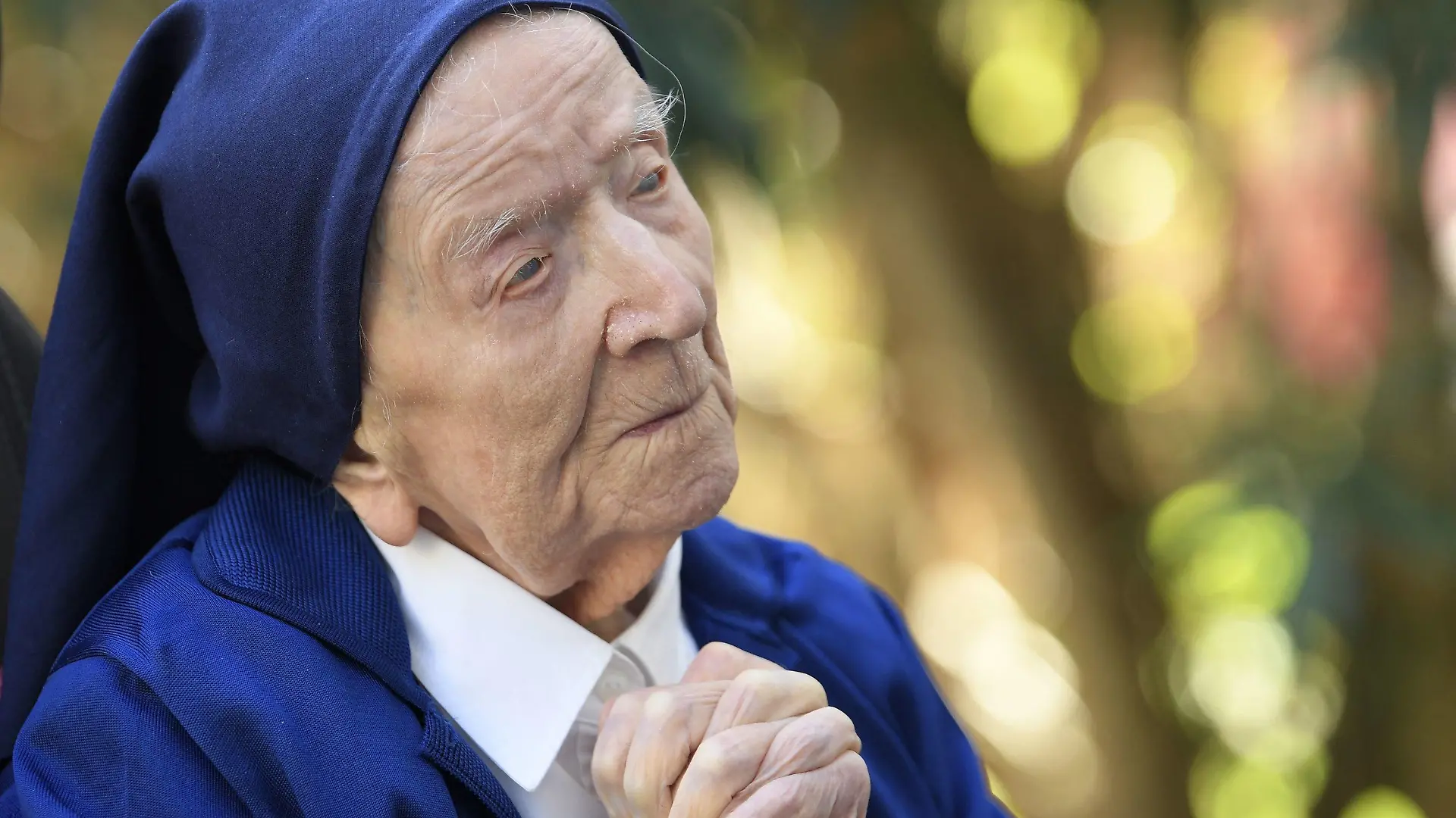 ARCHIV - 10.02.2021, Frankreich, Toulon: Schwester Andre, geborene Lucile Randon, betet am Vorabend ihres damalas 117. Geburtstags. Mit der französischen Schwester André ist der älteste Mensch der Welt gestorben. Laut Toulons Bürgermeister wurde die Ordensschwester 118 Jahre alt. (zu dpa «Älteste Frau der Welt gestorben - Französische Ordensfrau wurde 118») Foto: Nicolas Tucat/AFP/dpa +++ dpa-Bildfunk +++