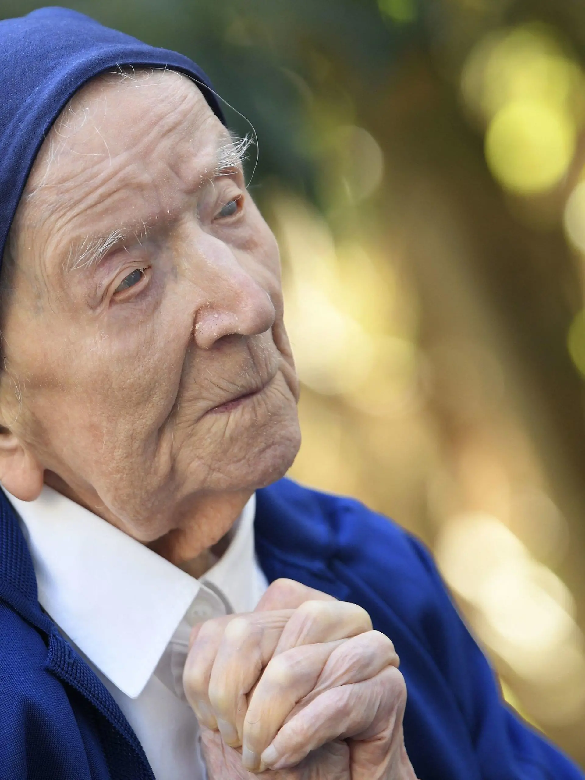 ARCHIV - 10.02.2021, Frankreich, Toulon: Schwester Andre, geborene Lucile Randon, betet am Vorabend ihres damalas 117. Geburtstags. Mit der französischen Schwester André ist der älteste Mensch der Welt gestorben. Laut Toulons Bürgermeister wurde die Ordensschwester 118 Jahre alt. (zu dpa «Älteste Frau der Welt gestorben - Französische Ordensfrau wurde 118») Foto: Nicolas Tucat/AFP/dpa +++ dpa-Bildfunk +++