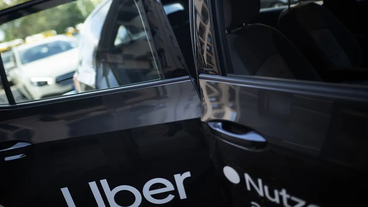 Genehmigungen für Fahrdienstvermittler sollen in Frankfurt künftig digital überprüft werden. (Symbolbild)