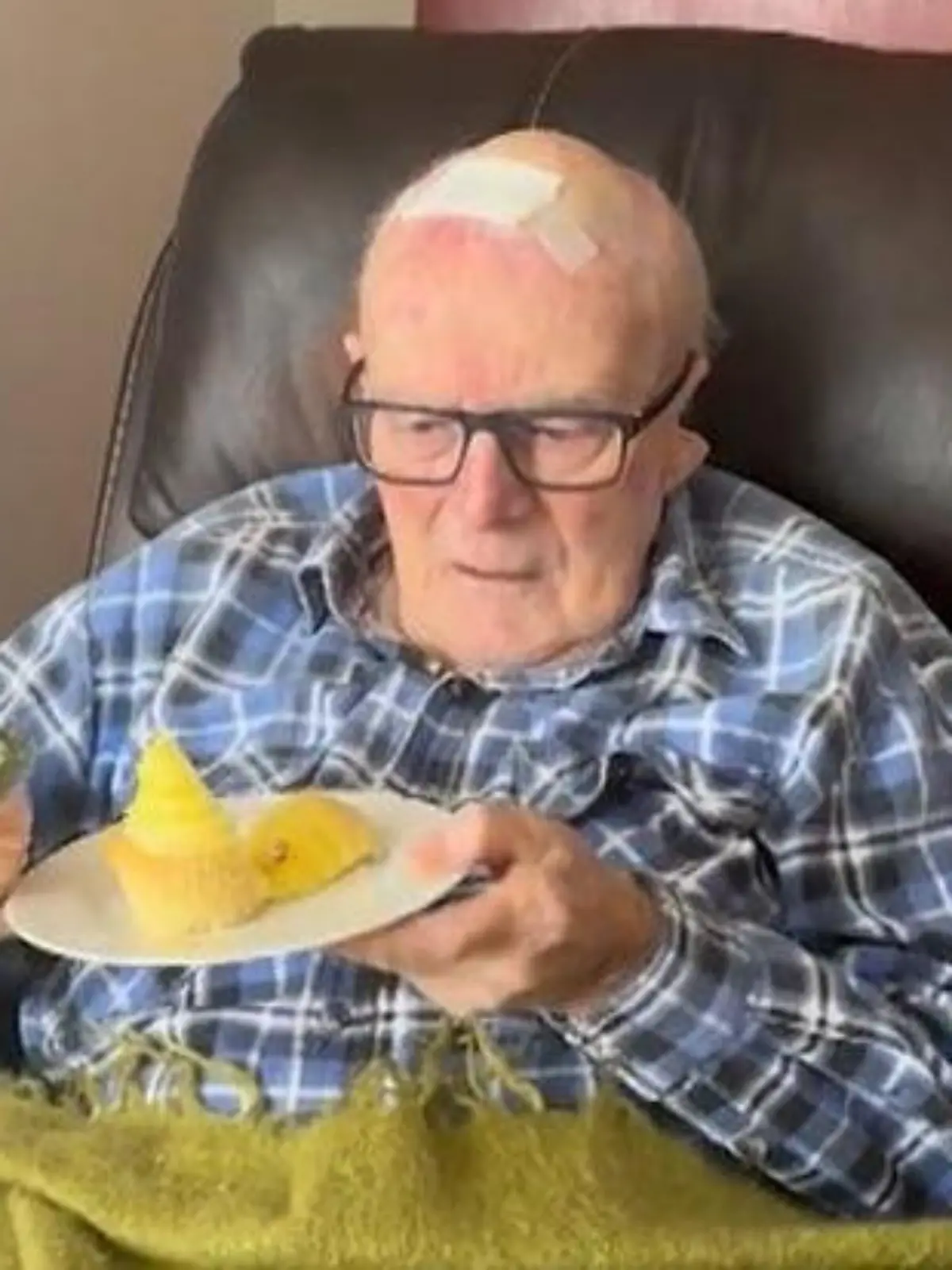 Diese Überraschung hat Tücken! Opa (92) versteht blaue Farbe im Kuchen nicht