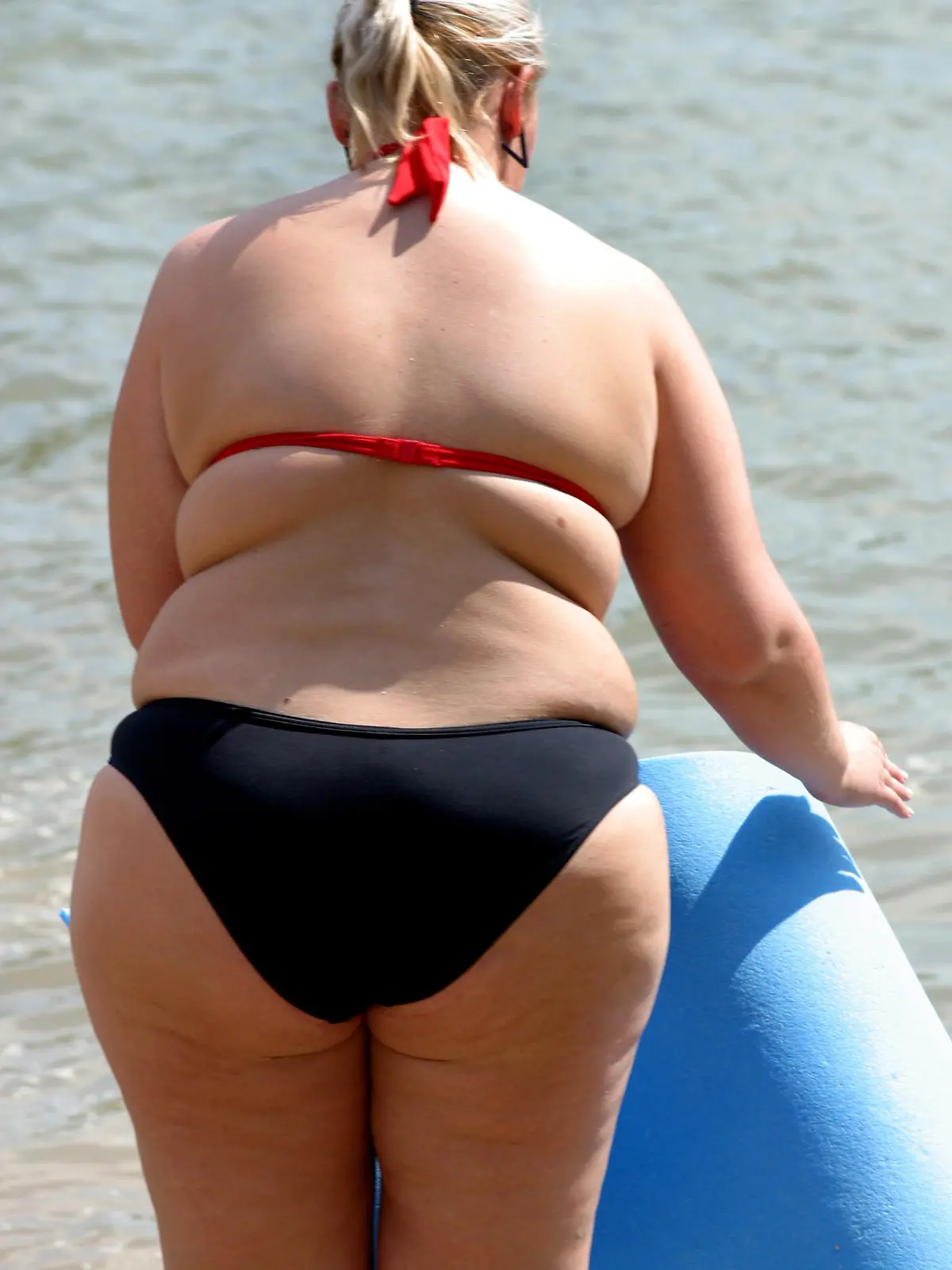 Obese woman on a beach in Sala in Slovakia, 28.06.2005. Foto: Miroslav Foldesi +++(c) dpa - Report+++