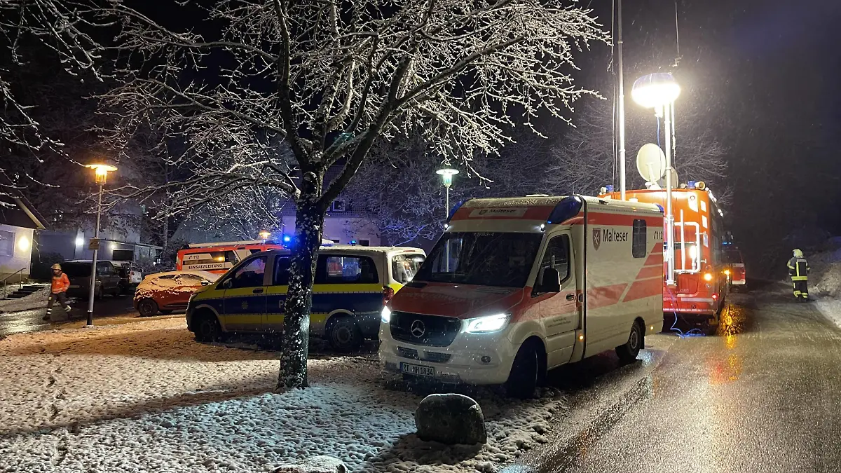 7aIMG: 0124245 REUTLINGEN (BW, bei Stuttgart) In einem Pflegeheim in Reutlingen ist es am Dienstagabend zu einem Brand gekommen. Es kam zu mehreren Toten und zahlreichen Schwer- und Leichtverletzten. Die Feuerwehr und Rettungsdienst ist derzeit im Großeinsatz. Es soll sich um ein Pflegeheim für psychisch Kranke handeln. Weitere Informationen folgen.Baden-Württemberg, 72762 Reutlingen, Deutschland  Fotograf: 7aktuell.de/ Adomat 7aID:34641