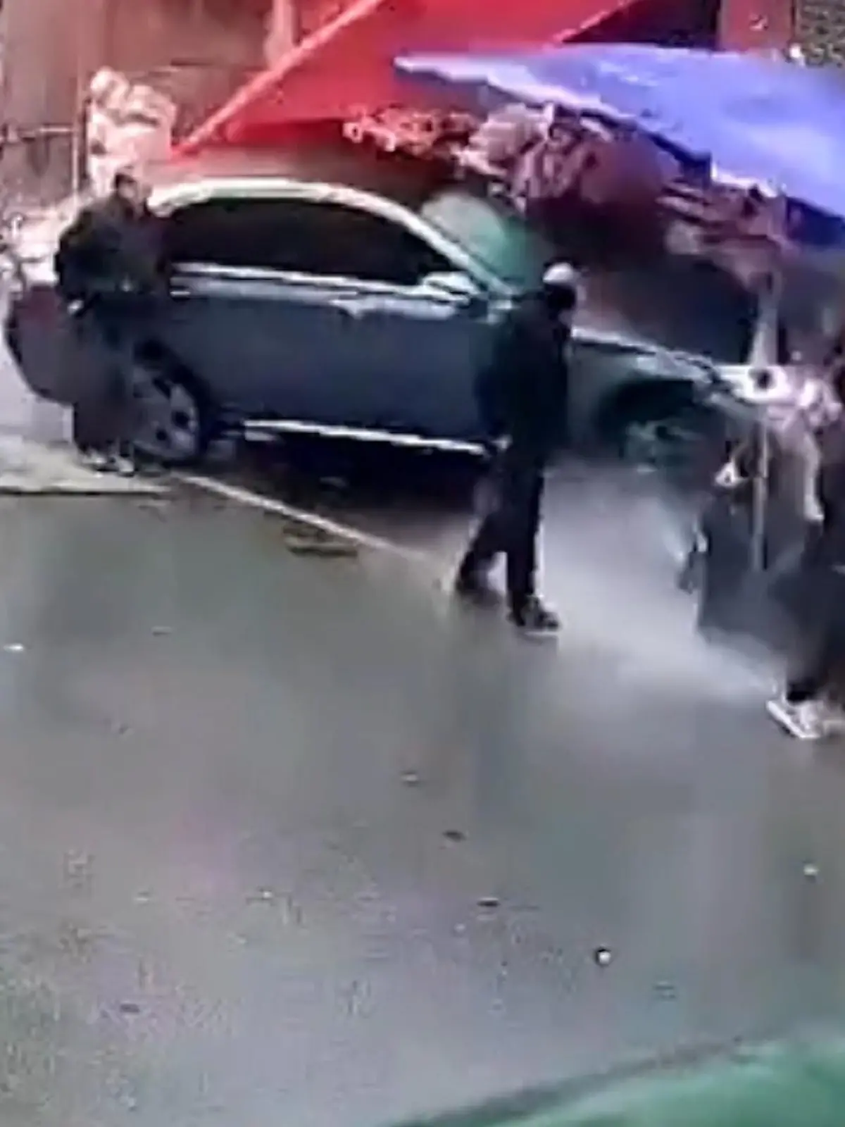 Nur knapp sind Passanten in der chinesischen Provinz Hubei einem Unglück entgangen. Ein Autofahrer verlor die Kontrolle über sein Fahrzeug und krachte in Verkaufsstände direkt am Straßenrand.