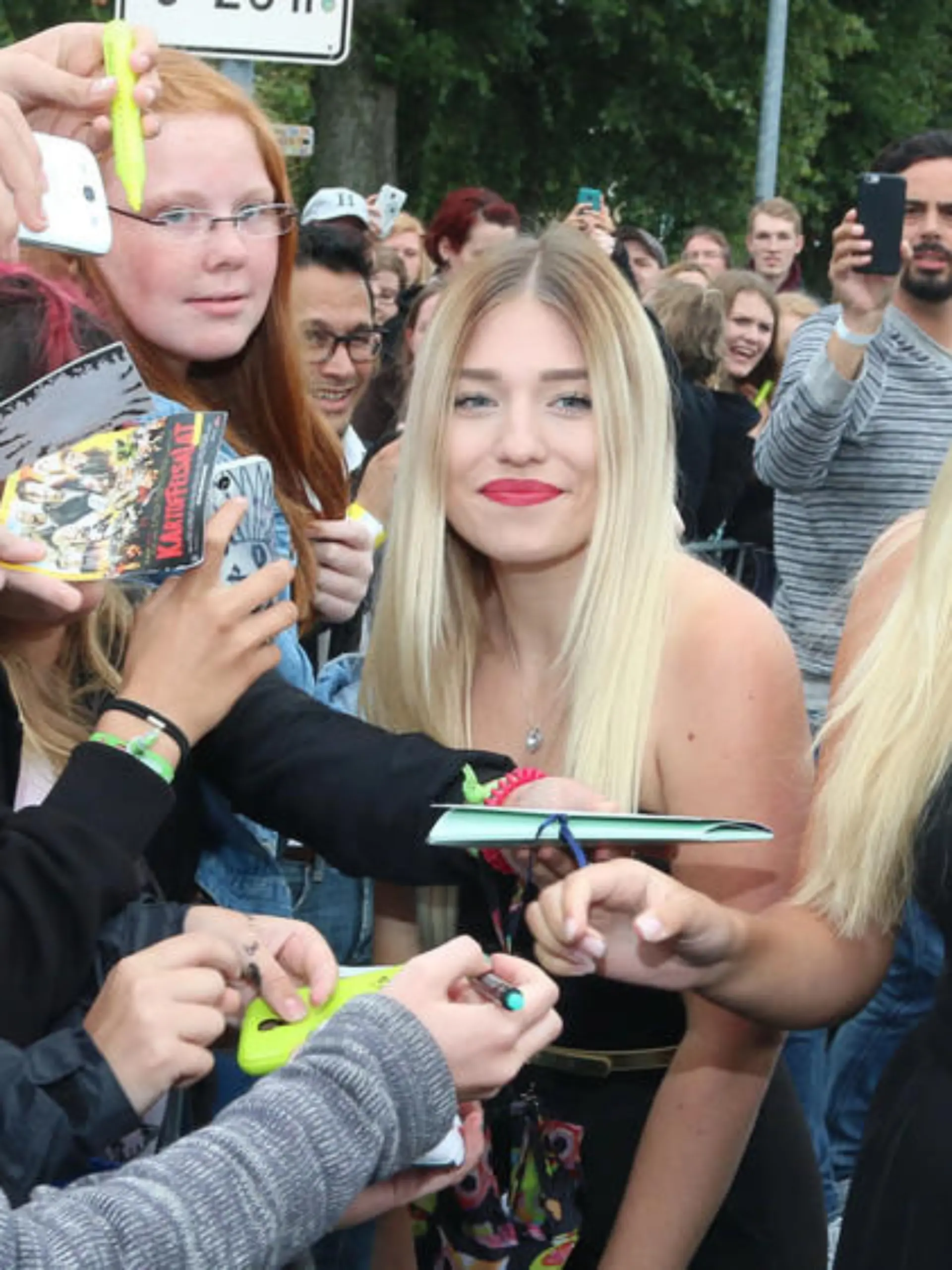 Die Unterschrift von DagiBee ist bei jugendlichen Autogramm-Jägern sehr gefragt