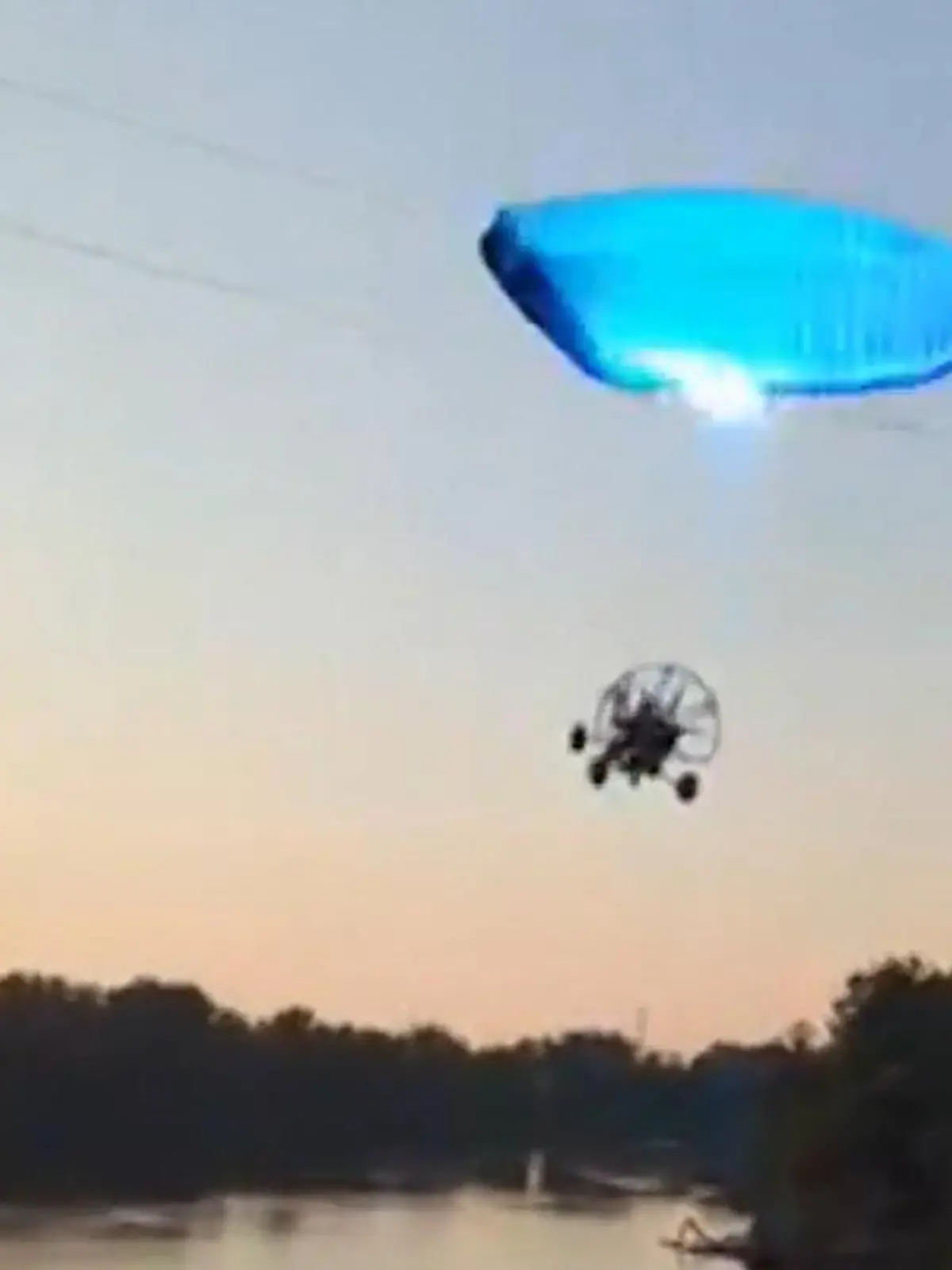 Bild zu: "Funken direkt an seinem Kopf – Paraglider übersieht Stromleitung!"