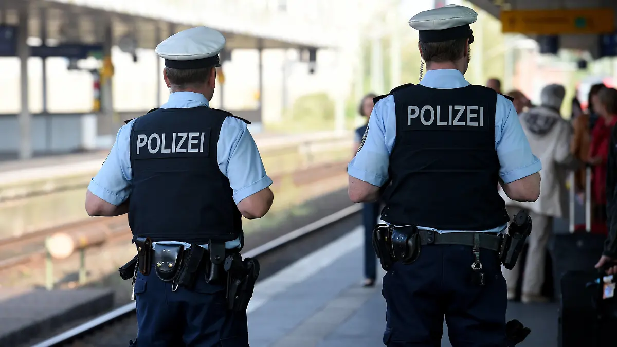 Zwei Beamte der Bundespolizei überwachen am 05.09.2014 einen Bahnsteig auf dem Hauptbahnhof in Hannover (Niedersachsen). Die Bundespolizei mahnt Urlaubsreisende zu besonderer Aufmerksamkeit an großen Bahnhöfen. Gestresst und unter Zeitdruck wird man leichter das Opfer von Taschendieben, die verstärkt zur Reisezeit unterwegs sind. Foto: Holger Hollemann/dpa (zu lni "Bundespolizei: Am Bahnhof auch bei Stress achtsam sein" vom 05.09.2014) +++(c) dpa - Bildfunk+++