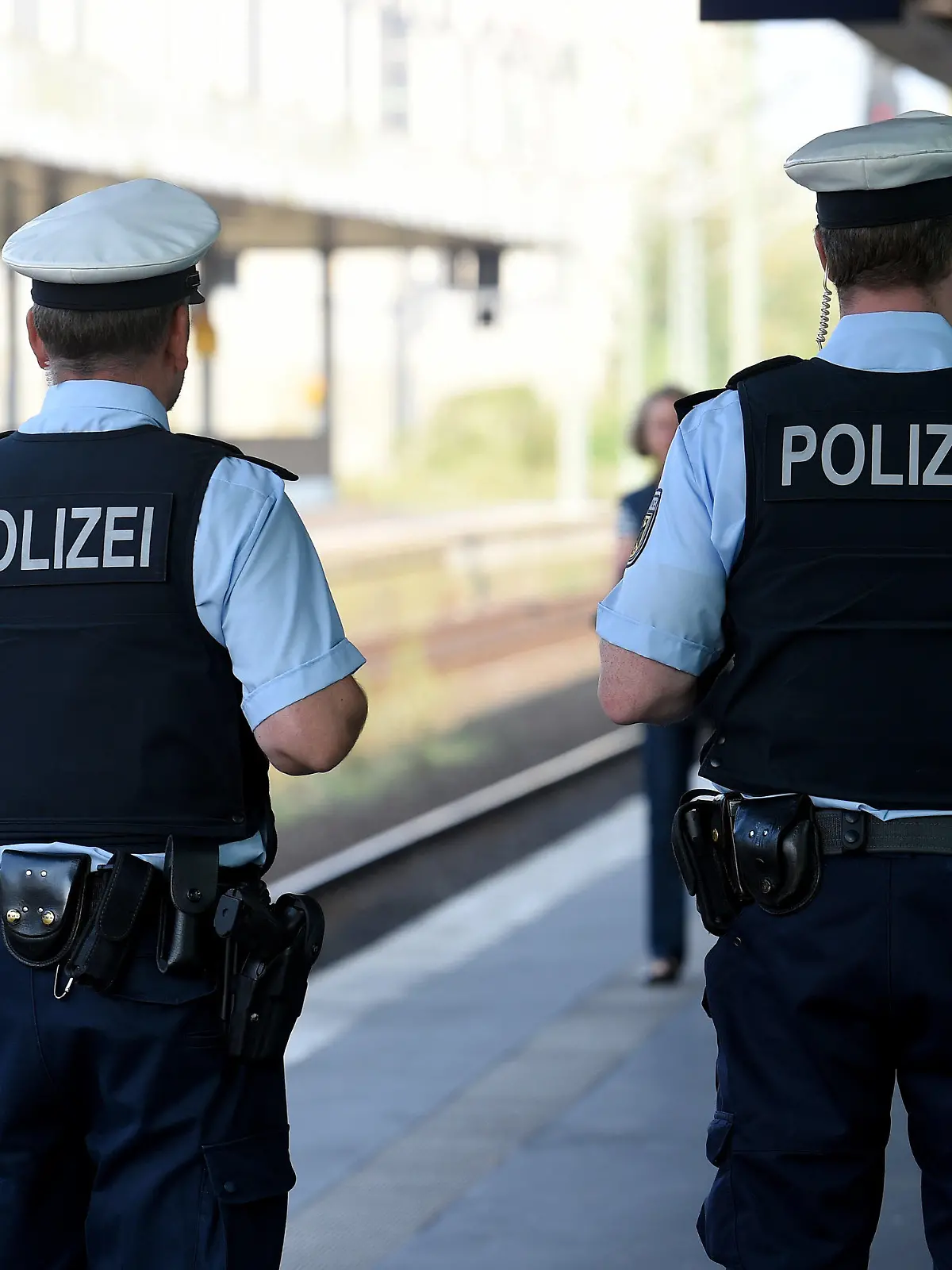 Zwei Beamte der Bundespolizei überwachen am 05.09.2014 einen Bahnsteig auf dem Hauptbahnhof in Hannover (Niedersachsen). Die Bundespolizei mahnt Urlaubsreisende zu besonderer Aufmerksamkeit an großen Bahnhöfen. Gestresst und unter Zeitdruck wird man leichter das Opfer von Taschendieben, die verstärkt zur Reisezeit unterwegs sind. Foto: Holger Hollemann/dpa (zu lni "Bundespolizei: Am Bahnhof auch bei Stress achtsam sein" vom 05.09.2014) +++(c) dpa - Bildfunk+++