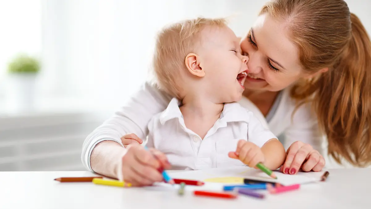 Mutter und Baby spielen